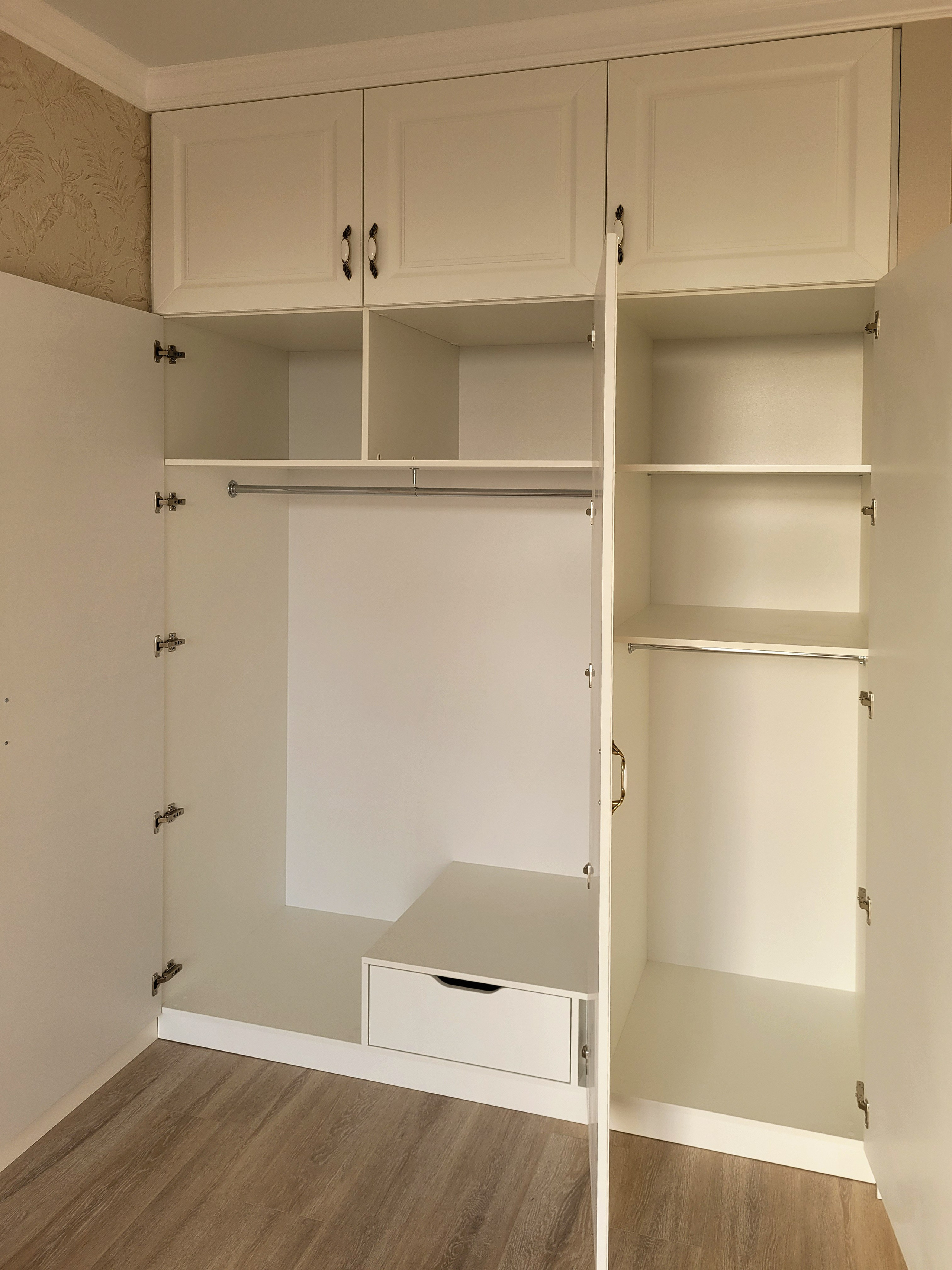 Шкафы, гардеробные и прихожие на заказ в Евпатории. Мебель на заказ в Евпатории