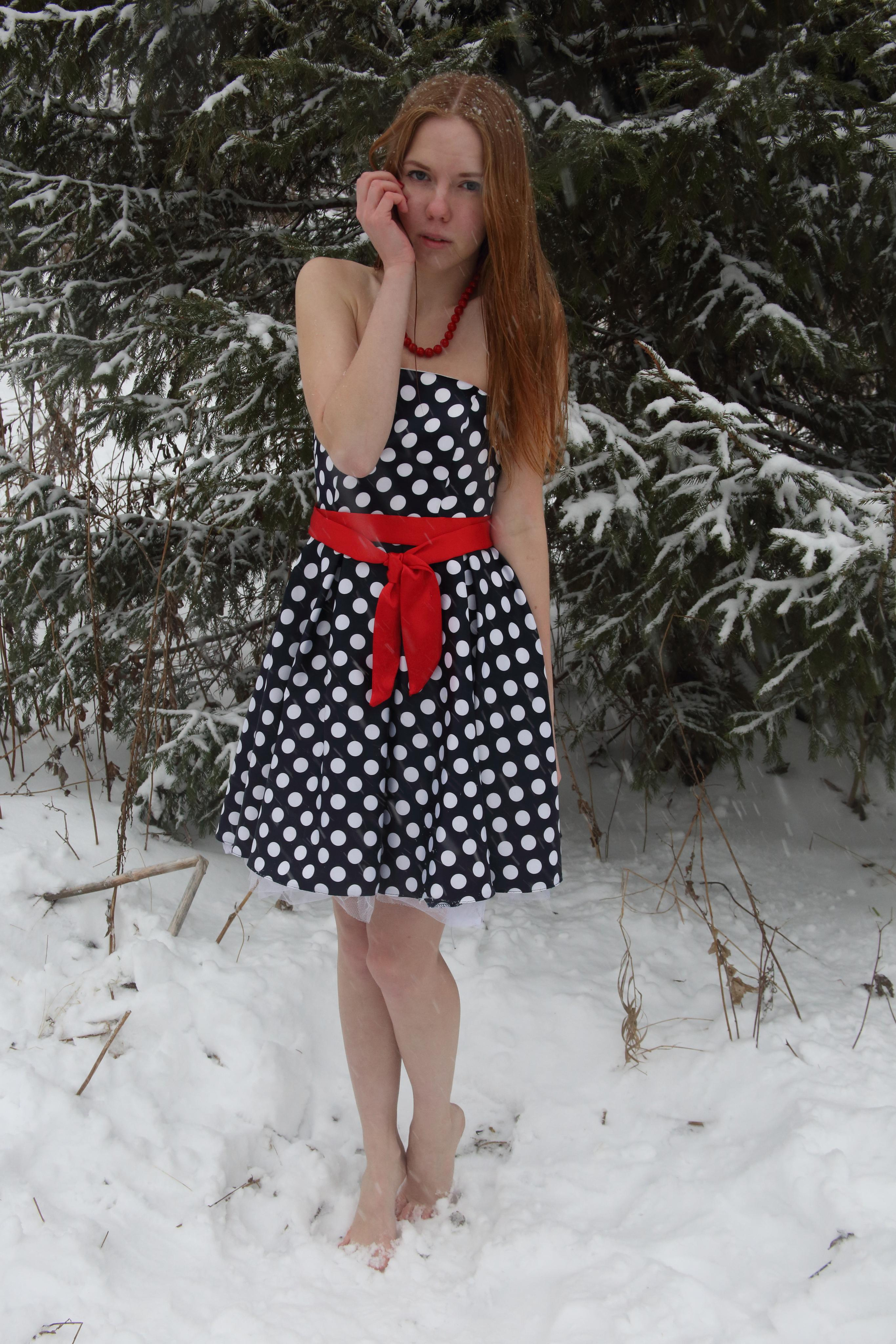 зимняя фотосессия девушки босиком в лесу