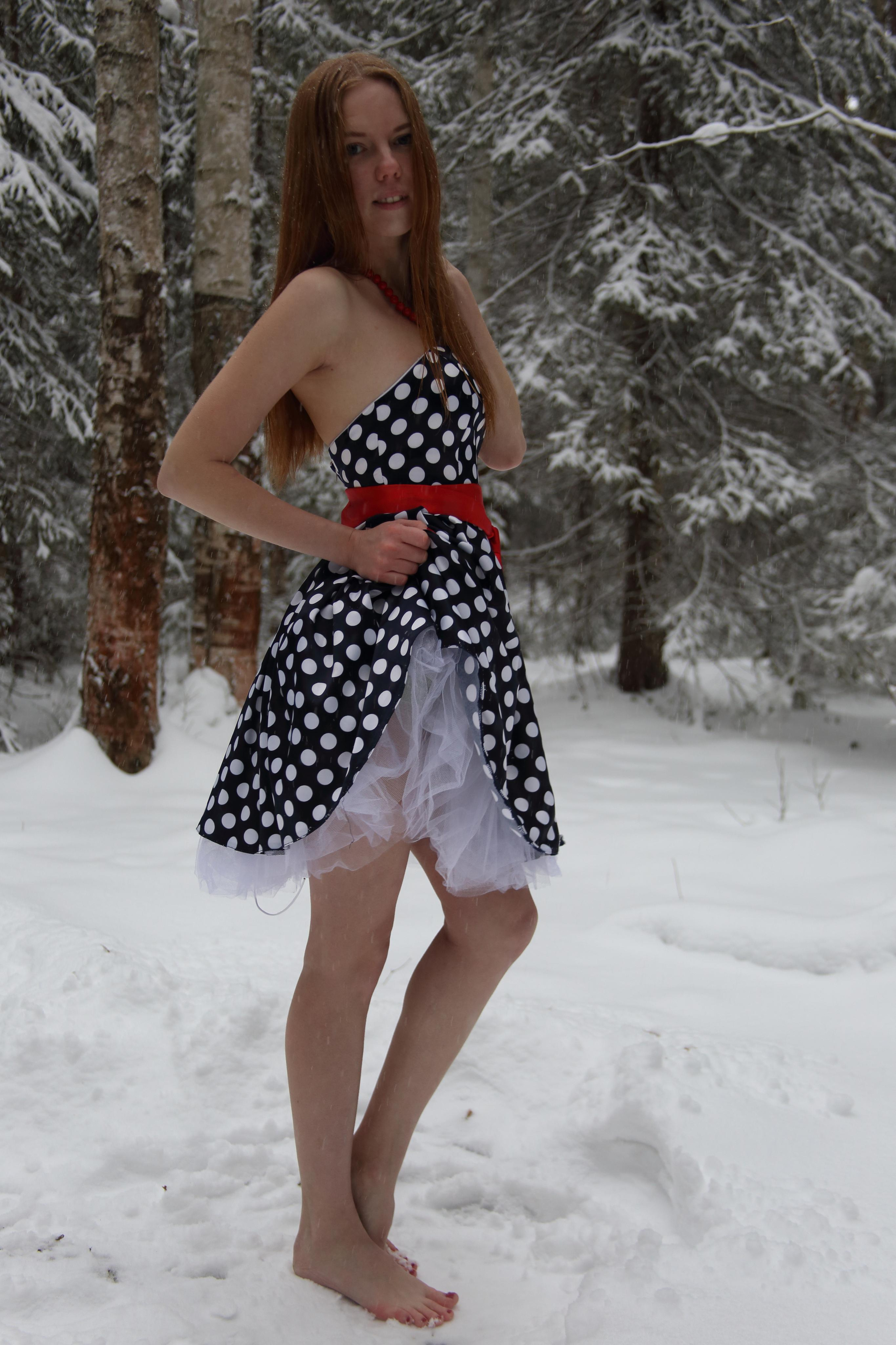 зимняя фотосессия девушки босиком в лесу