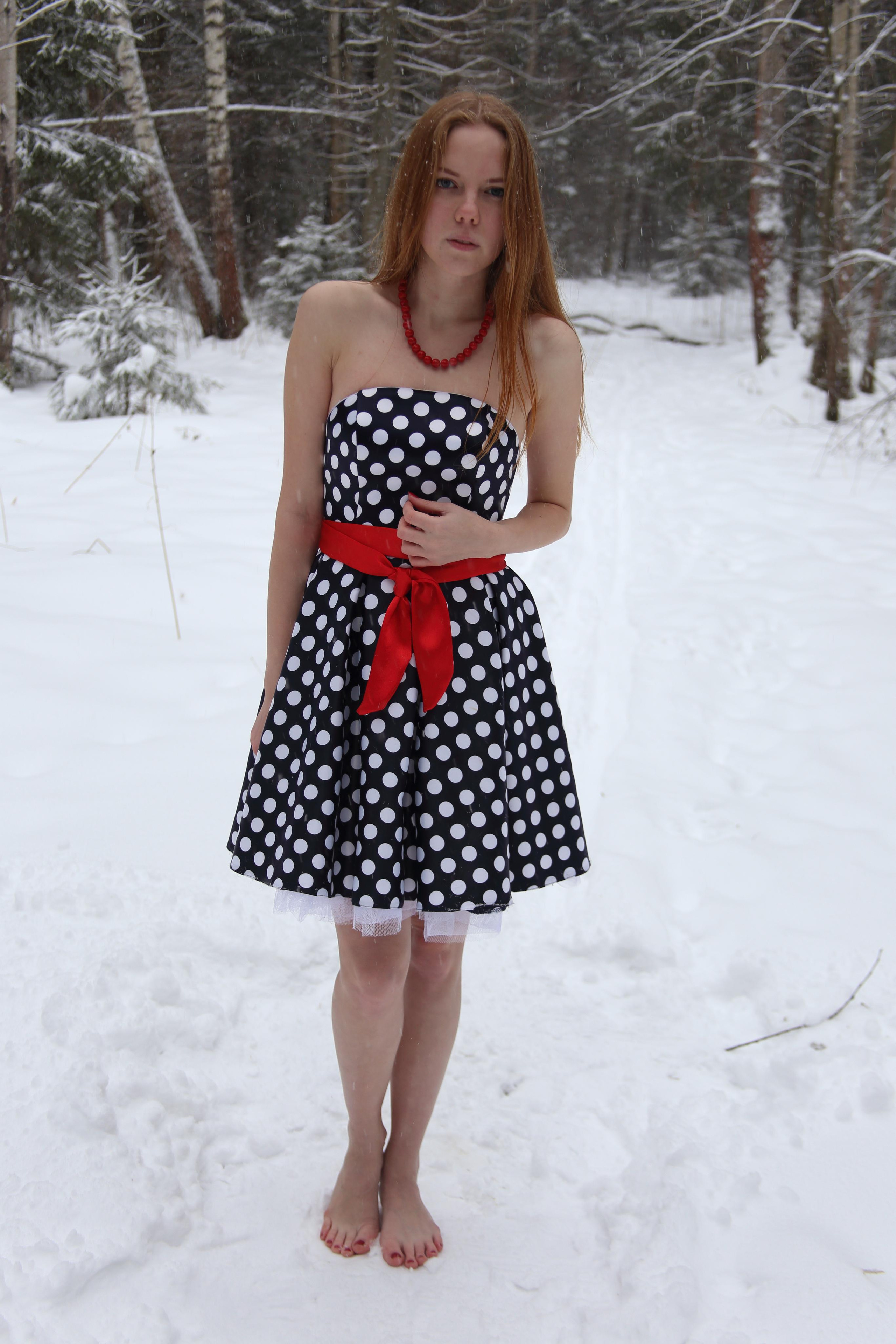 зимняя фотосессия девушки босиком в лесу