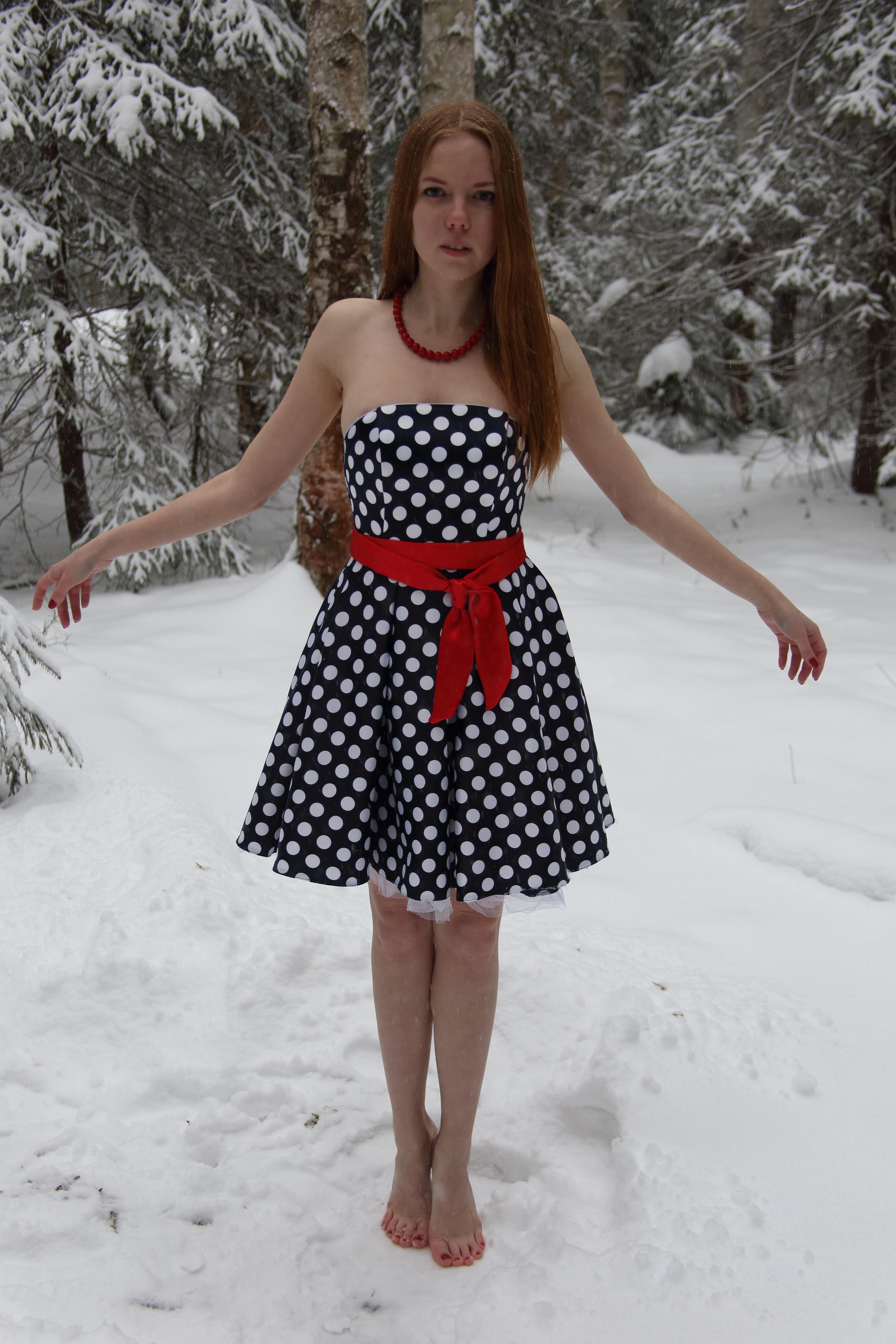 зимняя фотосессия девушки босиком в лесу