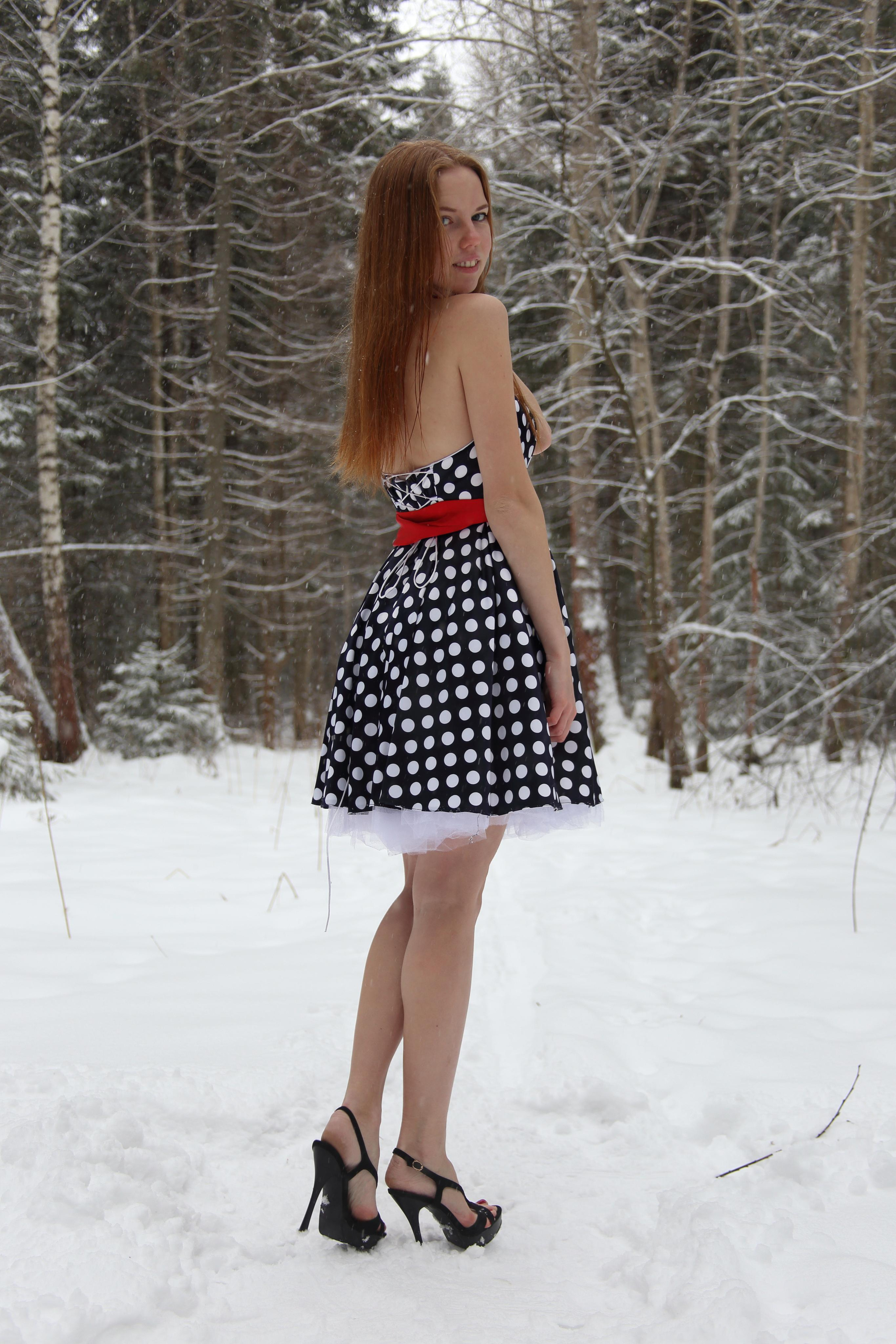 девушка в босоножках зимой в лесу