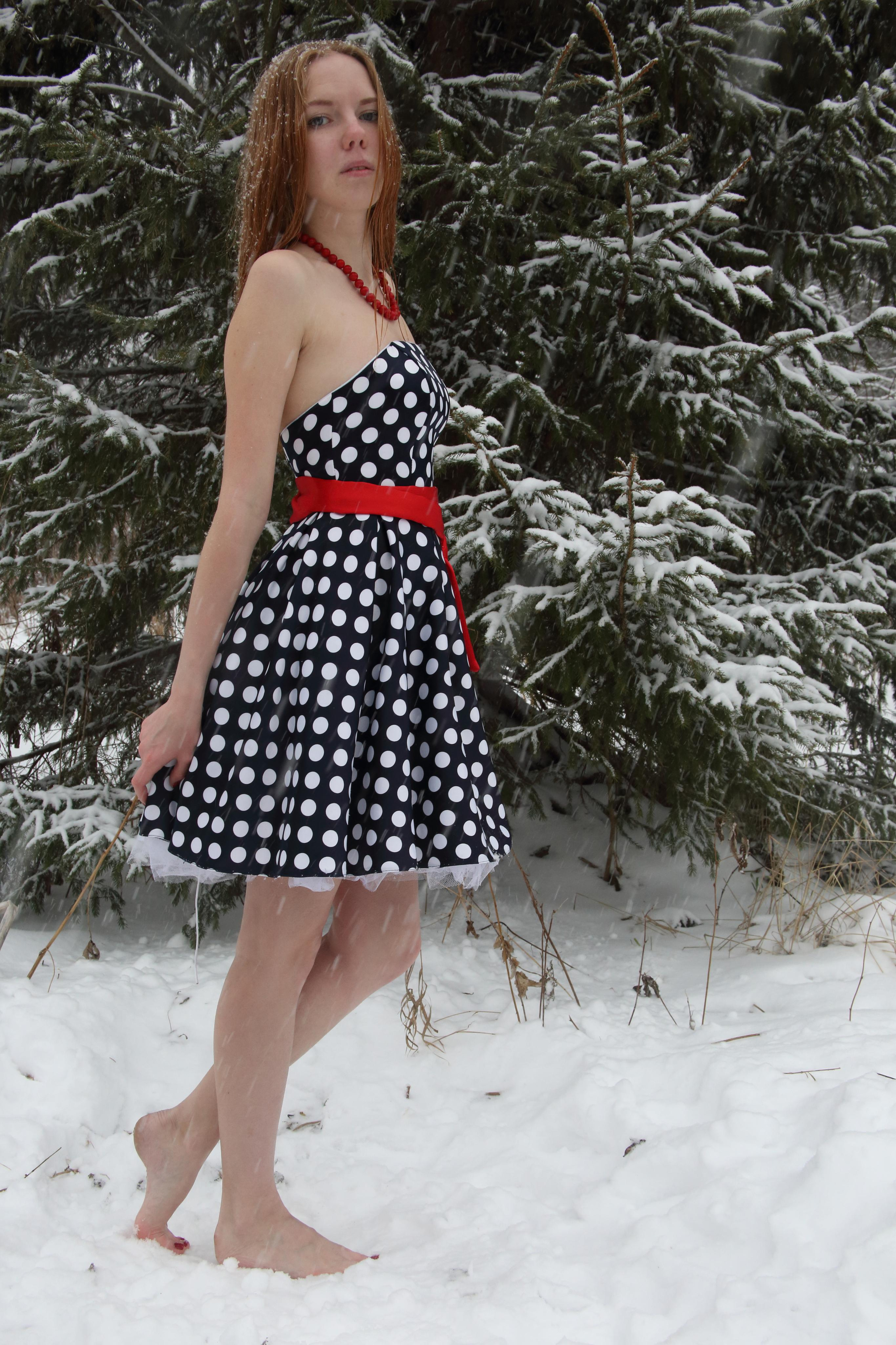 зимняя фотосессия девушки босиком в лесу