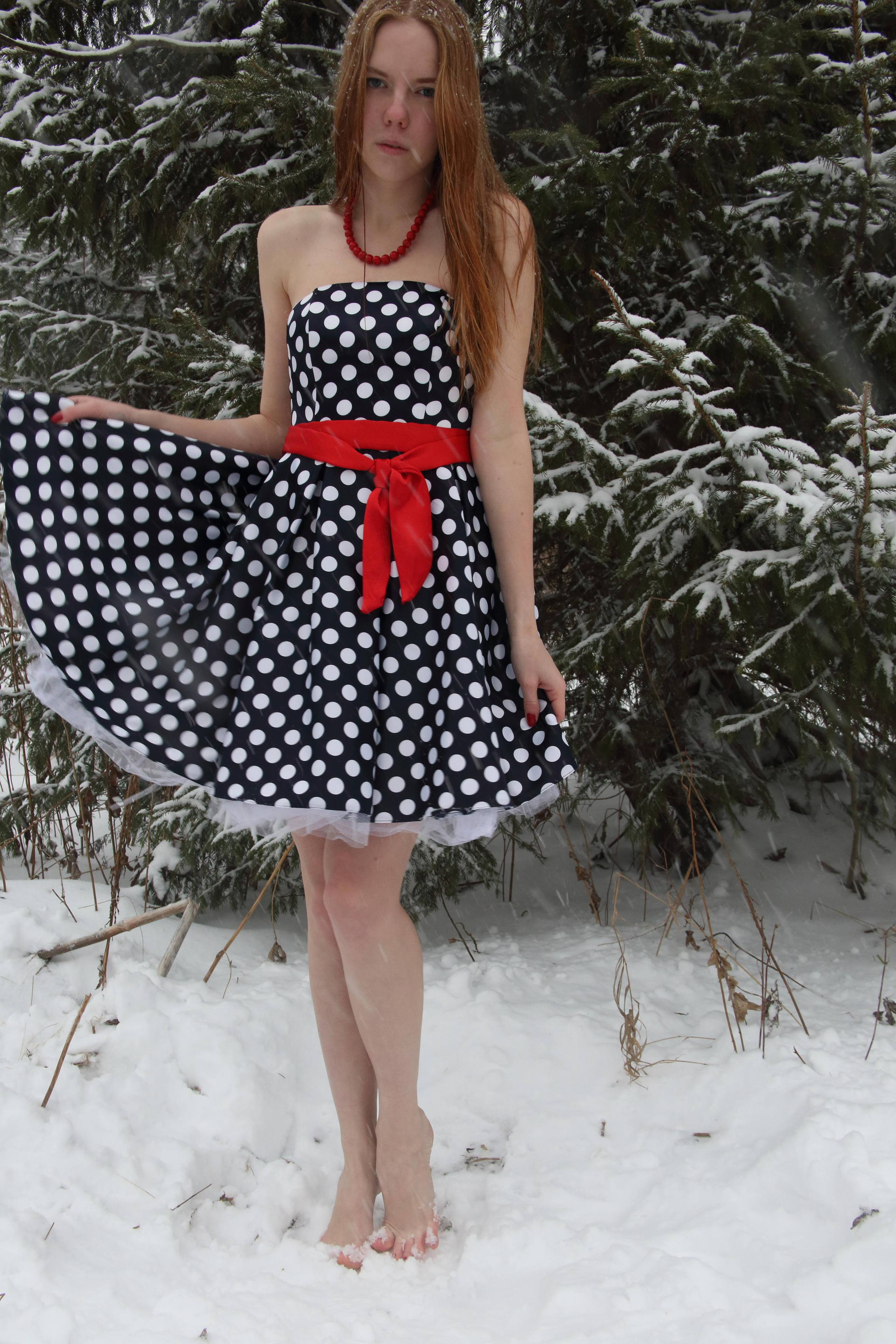 зимняя фотосессия девушки босиком в лесу