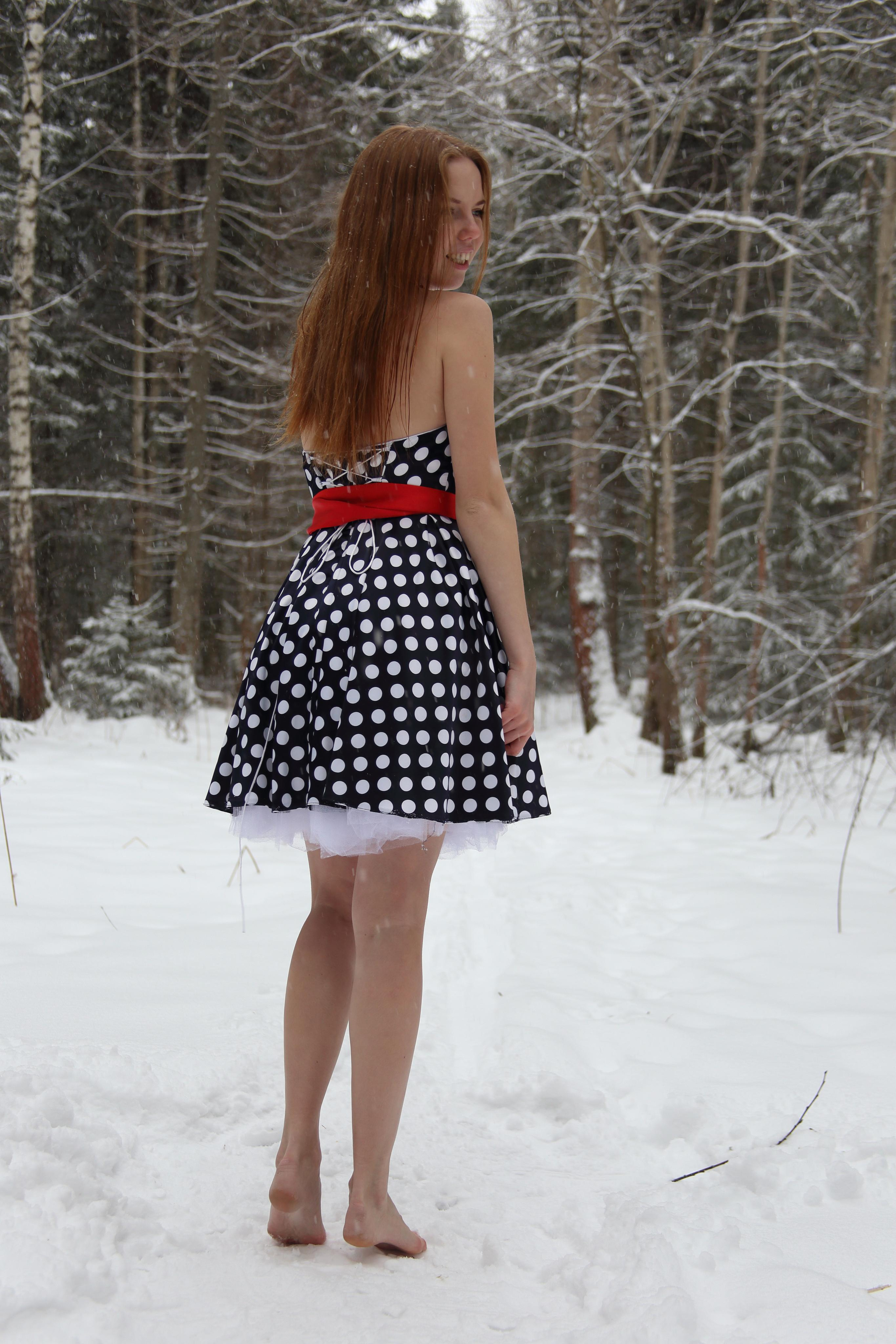 зимняя фотосессия девушки босиком в лесу