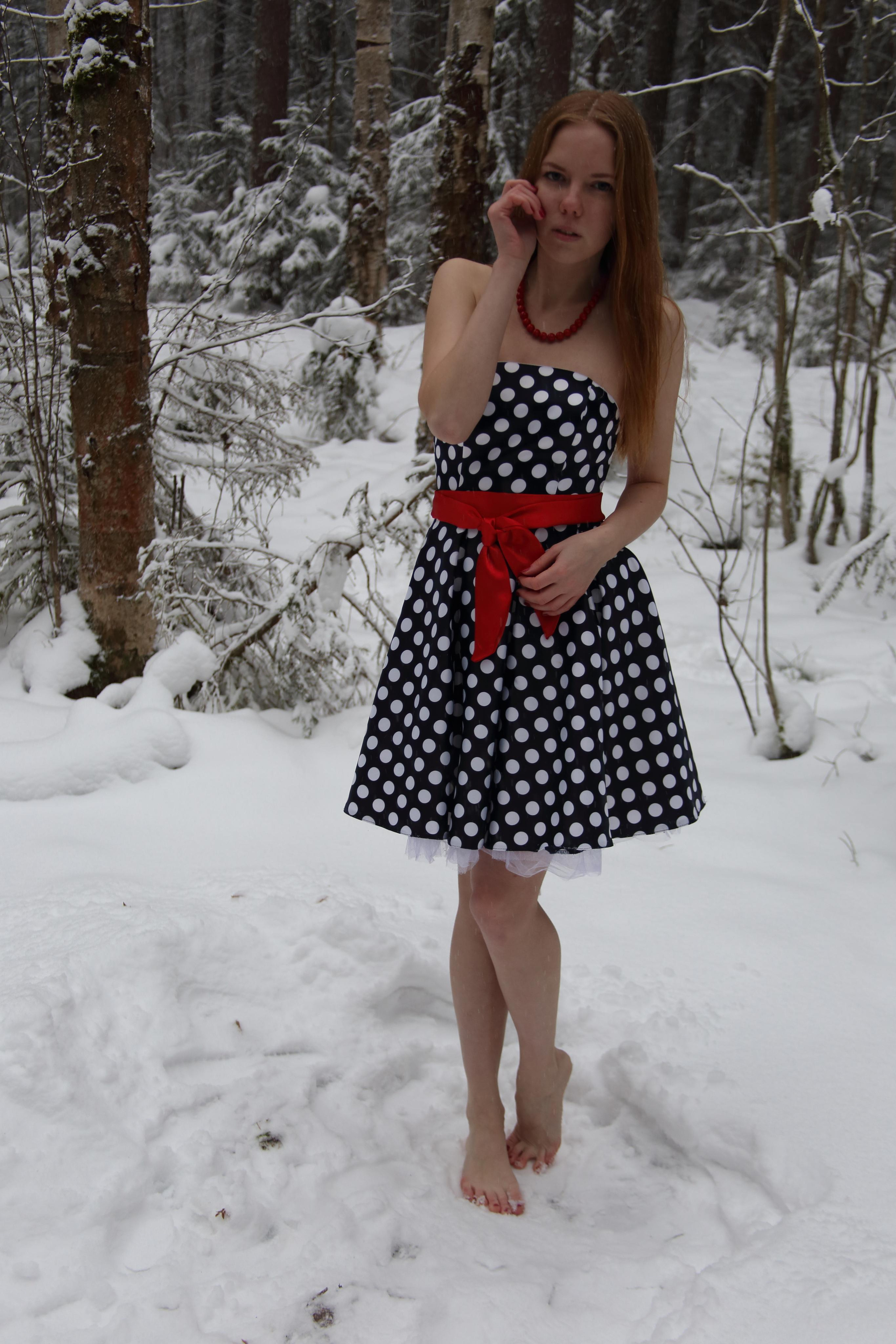 зимняя фотосессия девушки босиком в лесу