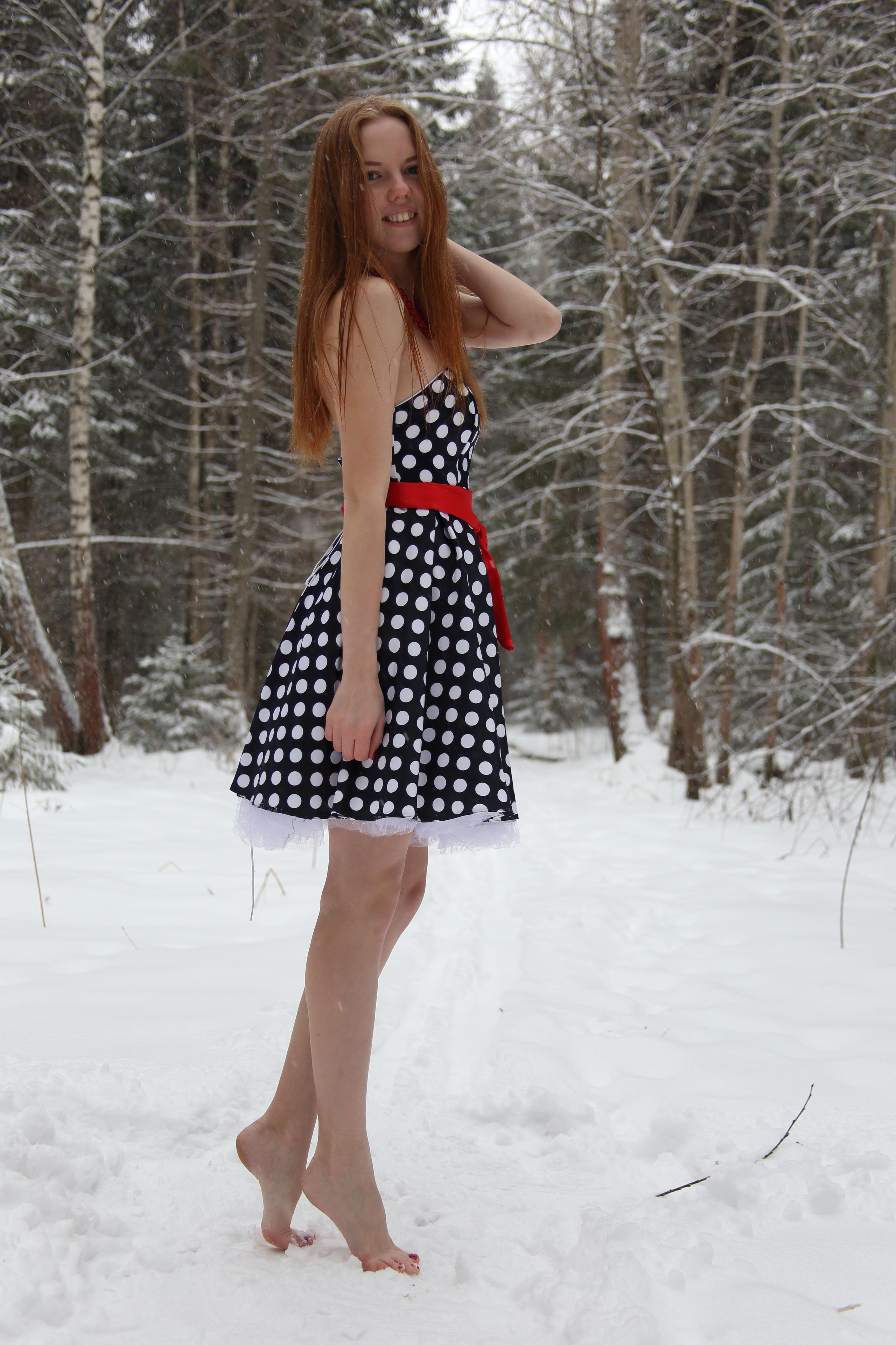 зимняя фотосессия девушки босиком в лесу