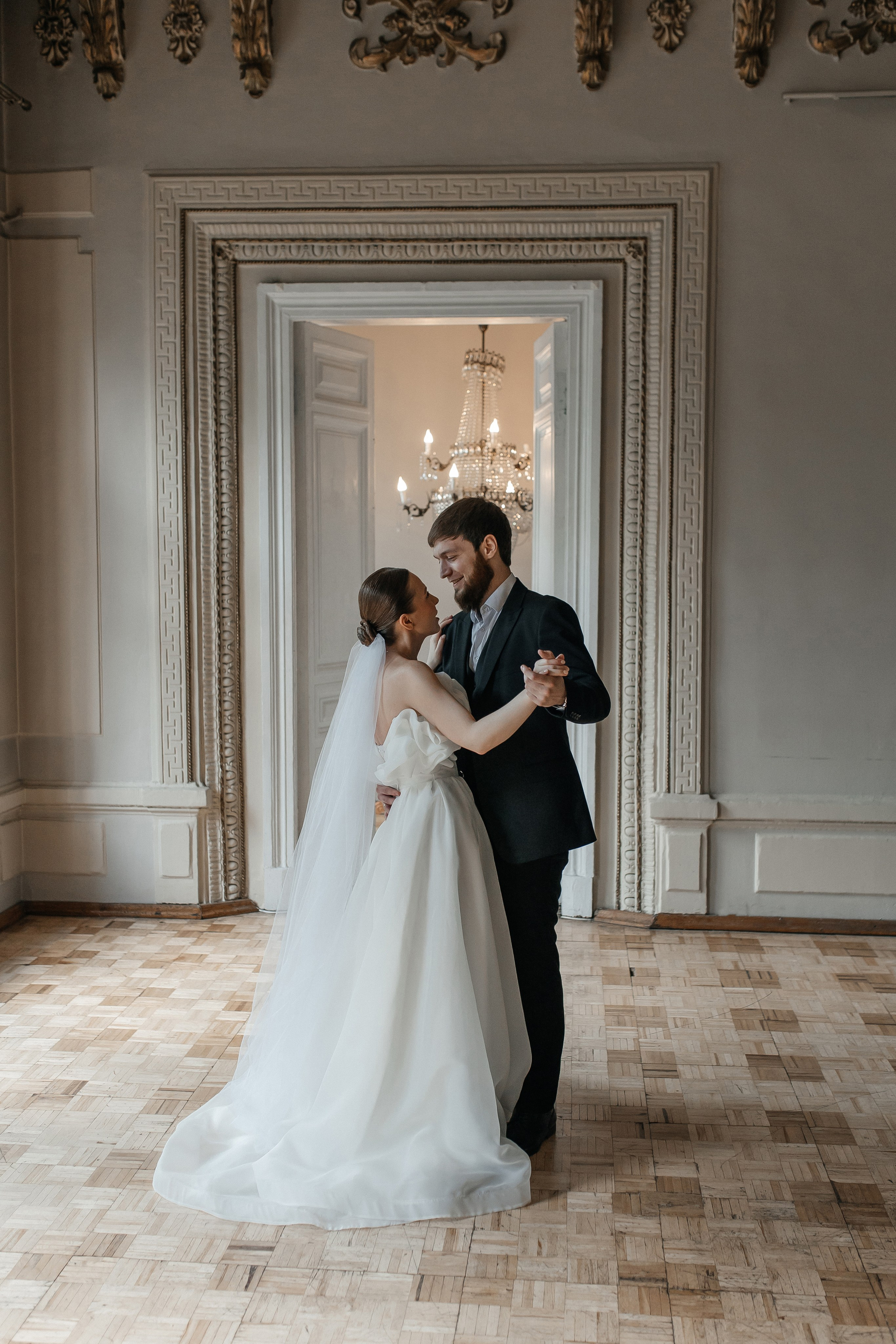 Свадебная фотосессия в старинном Особняке с хрустальной люстрой