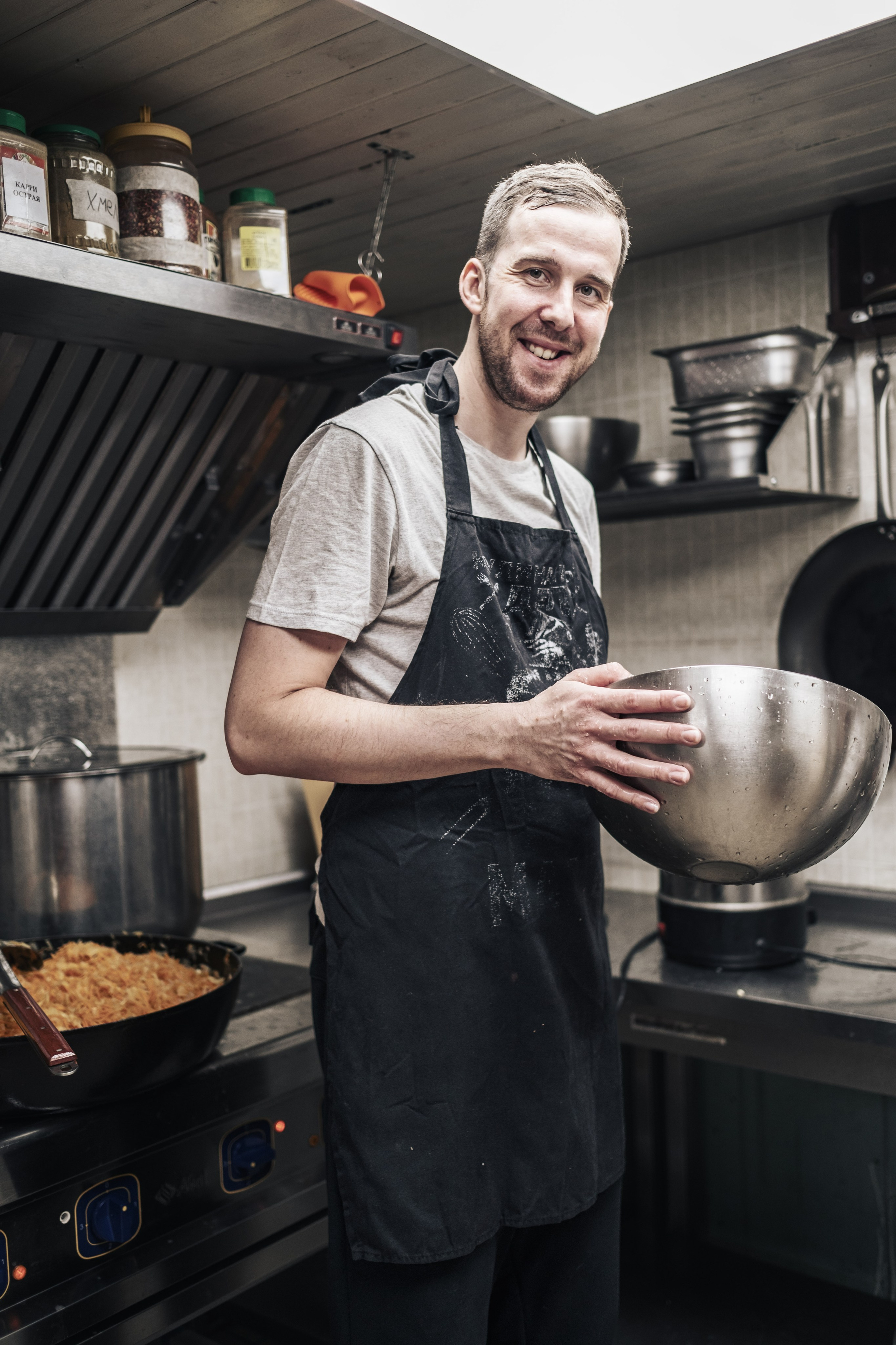 Готовка для бездомных и кормление их в Москве. Фотограф в Москве Максим Скоробогатов