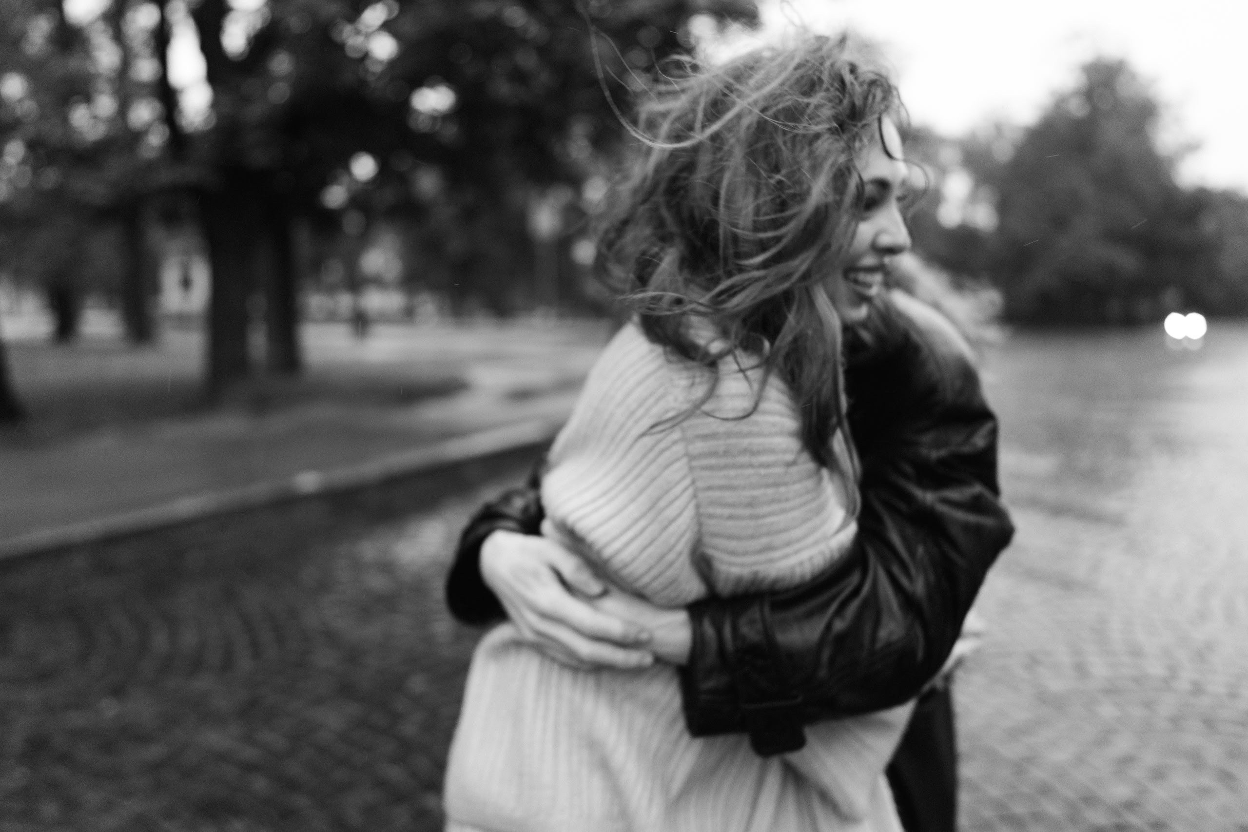 Ветер и объятия: атмосферный кадр в ч/б