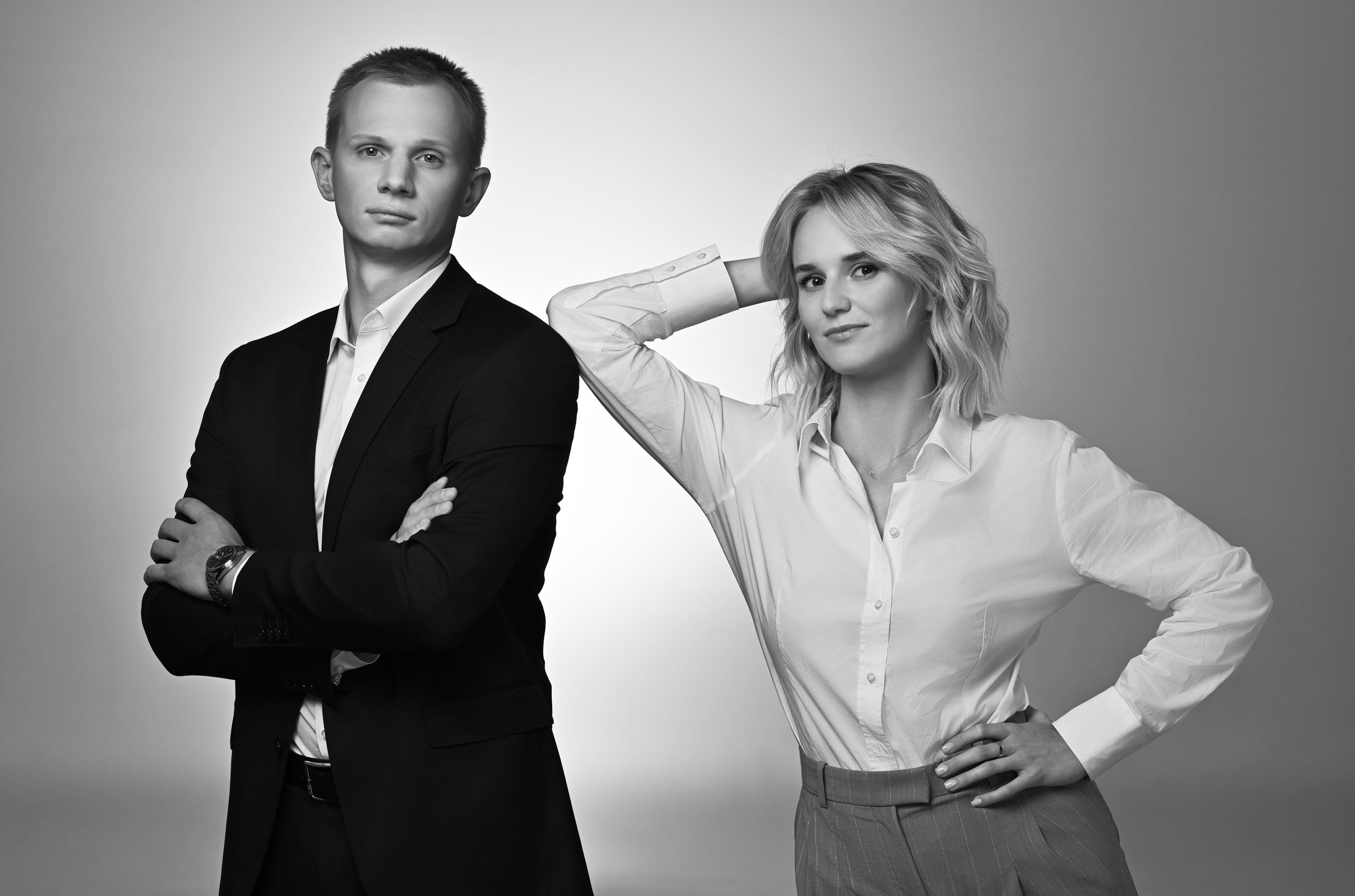 Чёрно-белый портрет пары в студии с акцентом на эмоции