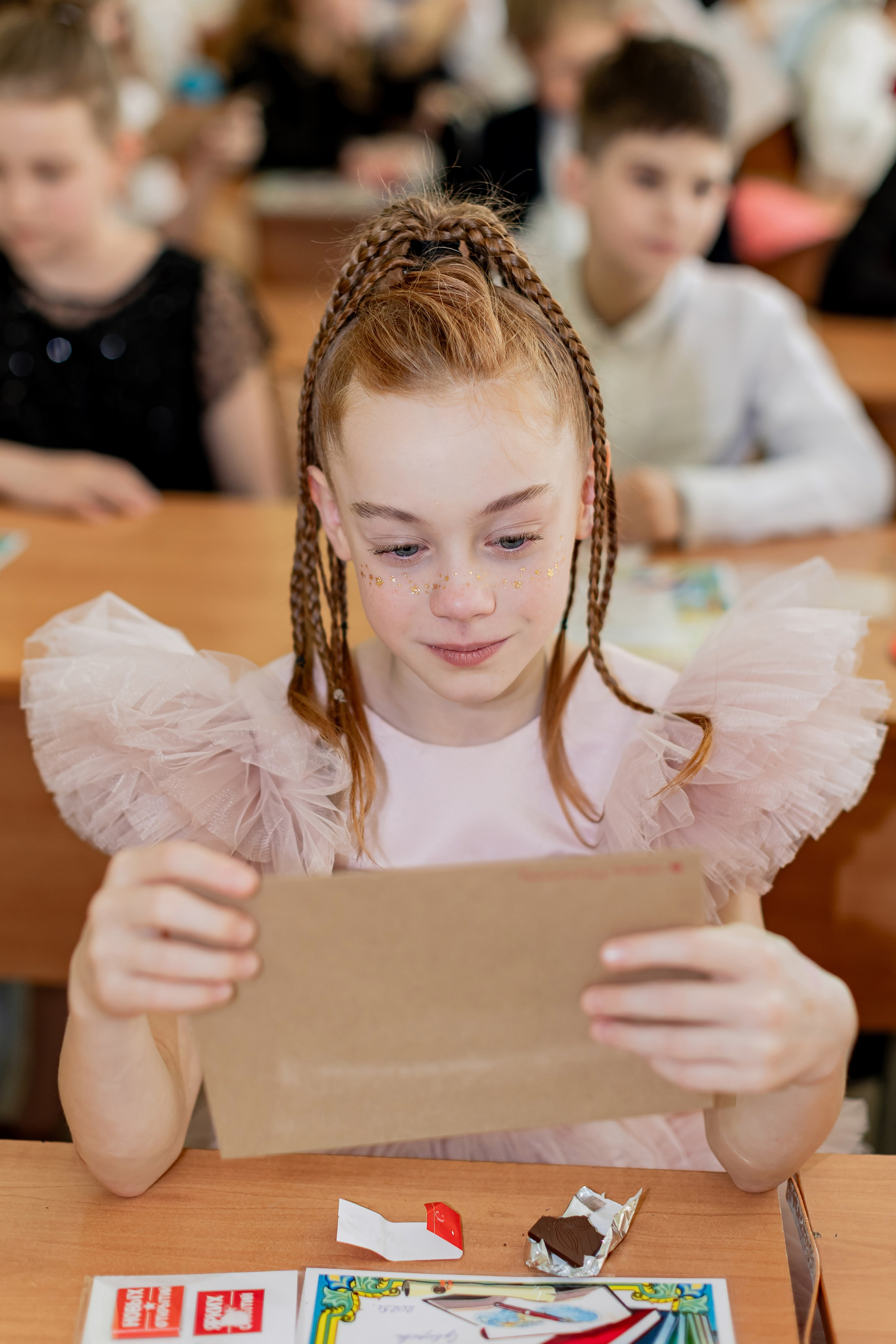 Выпускной в начальной школе в классе. Фотограф и видеограф Москва. Свадебный фотограф, видеограф. Выпускные альбомы. Оживающие альбомы
