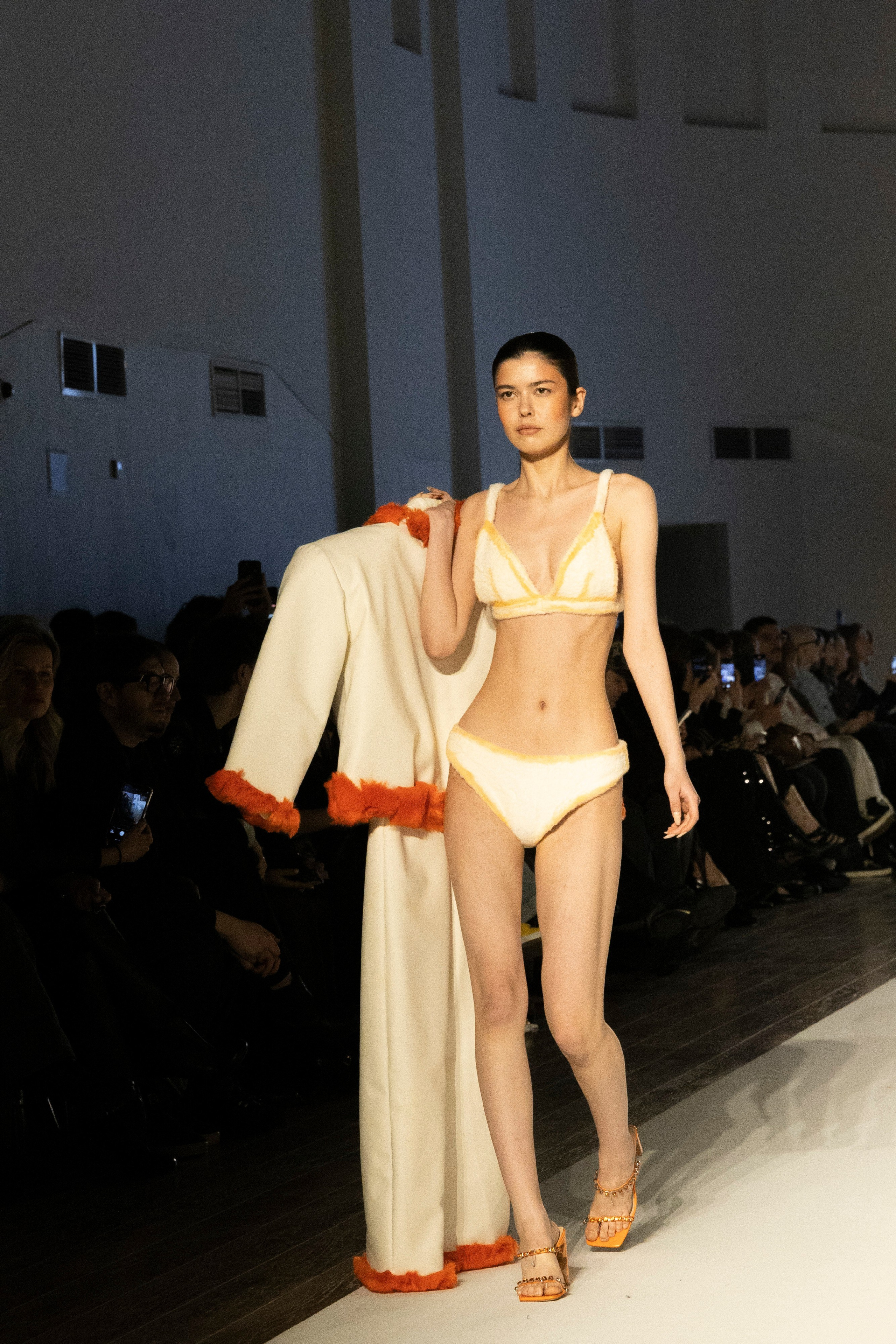 ДЛТ Собака.ru показ победителей конкурса «Новые имена в моде 2025». FOTOFAQ SKOOL г. Санкт-Петербург: очные, дистанционные и онлайн курсы фотографии