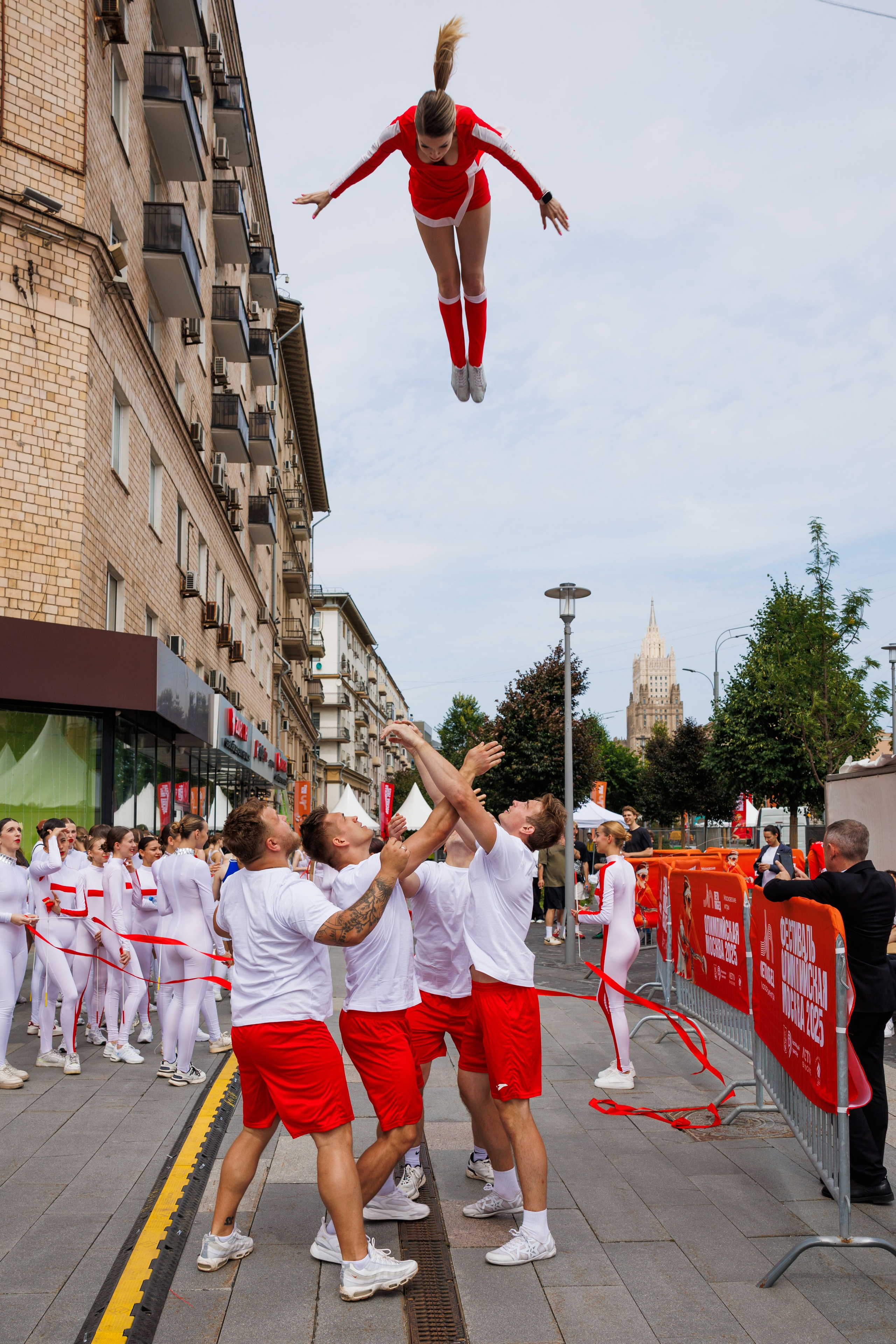 Акробаты на фестивале Олимпийская Москва 2025