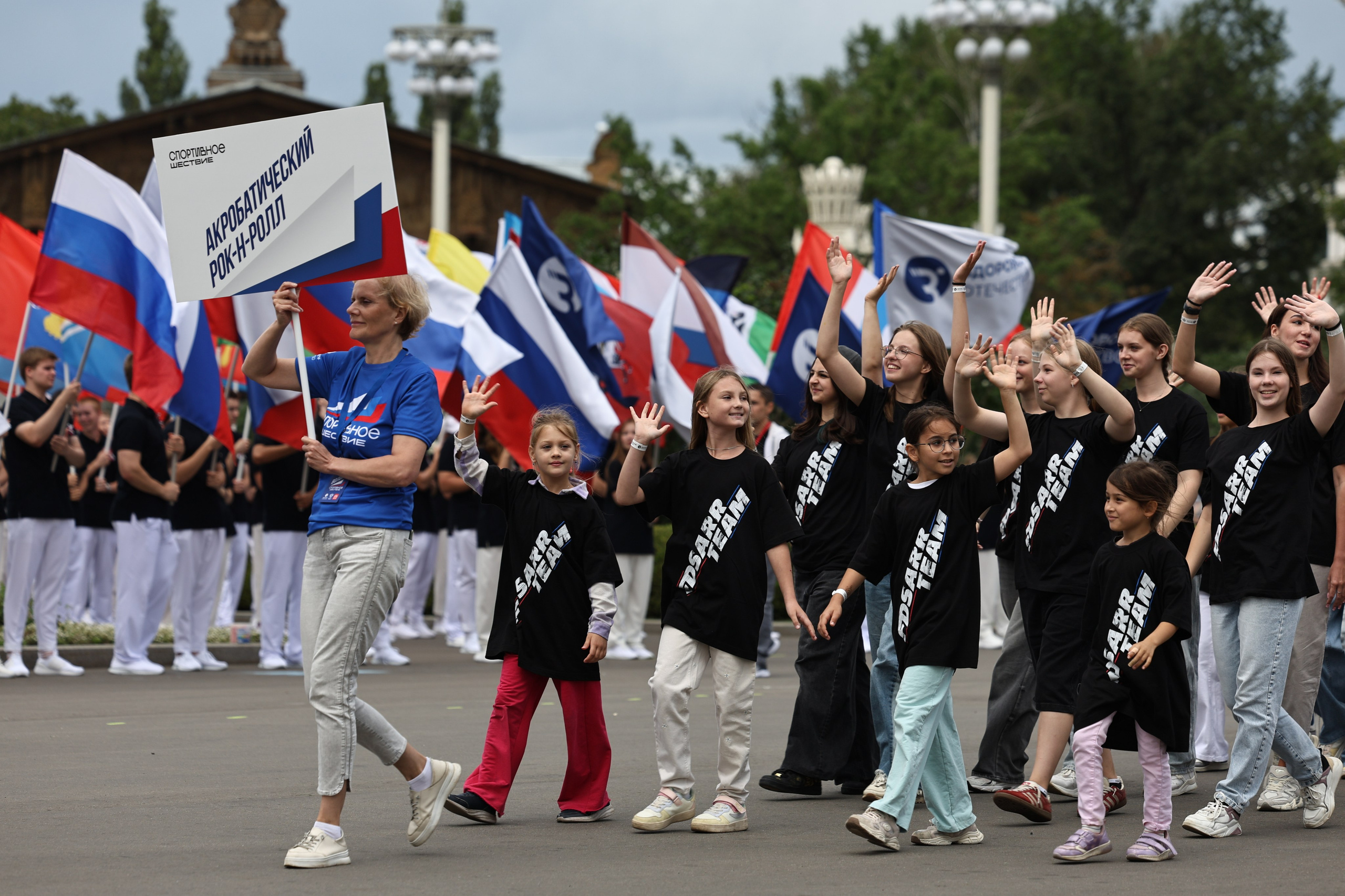Акробатический рок-н-рол на Спортивном шествии на ВДНХ 9 августа 2025