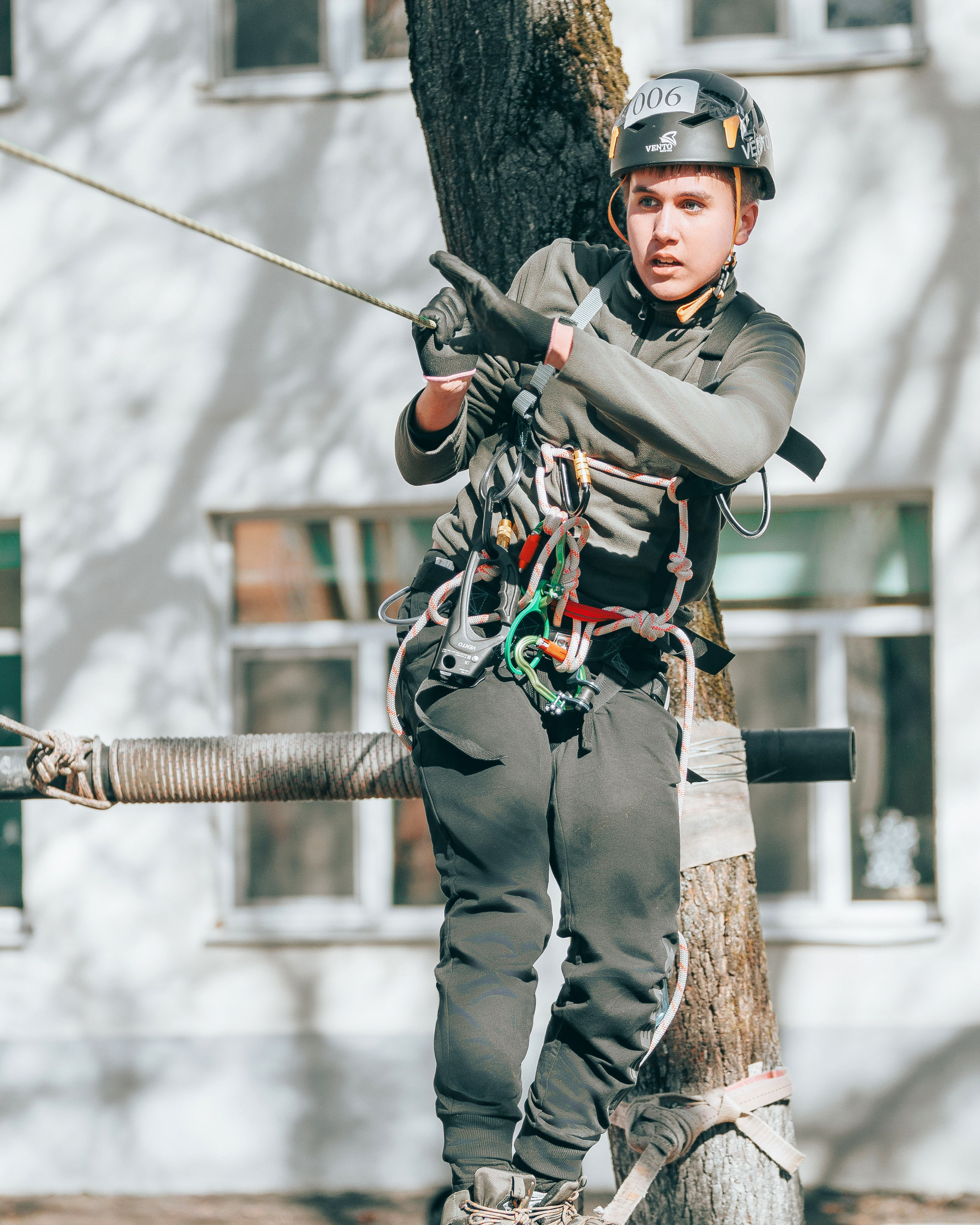 Ребенок в каске Vento