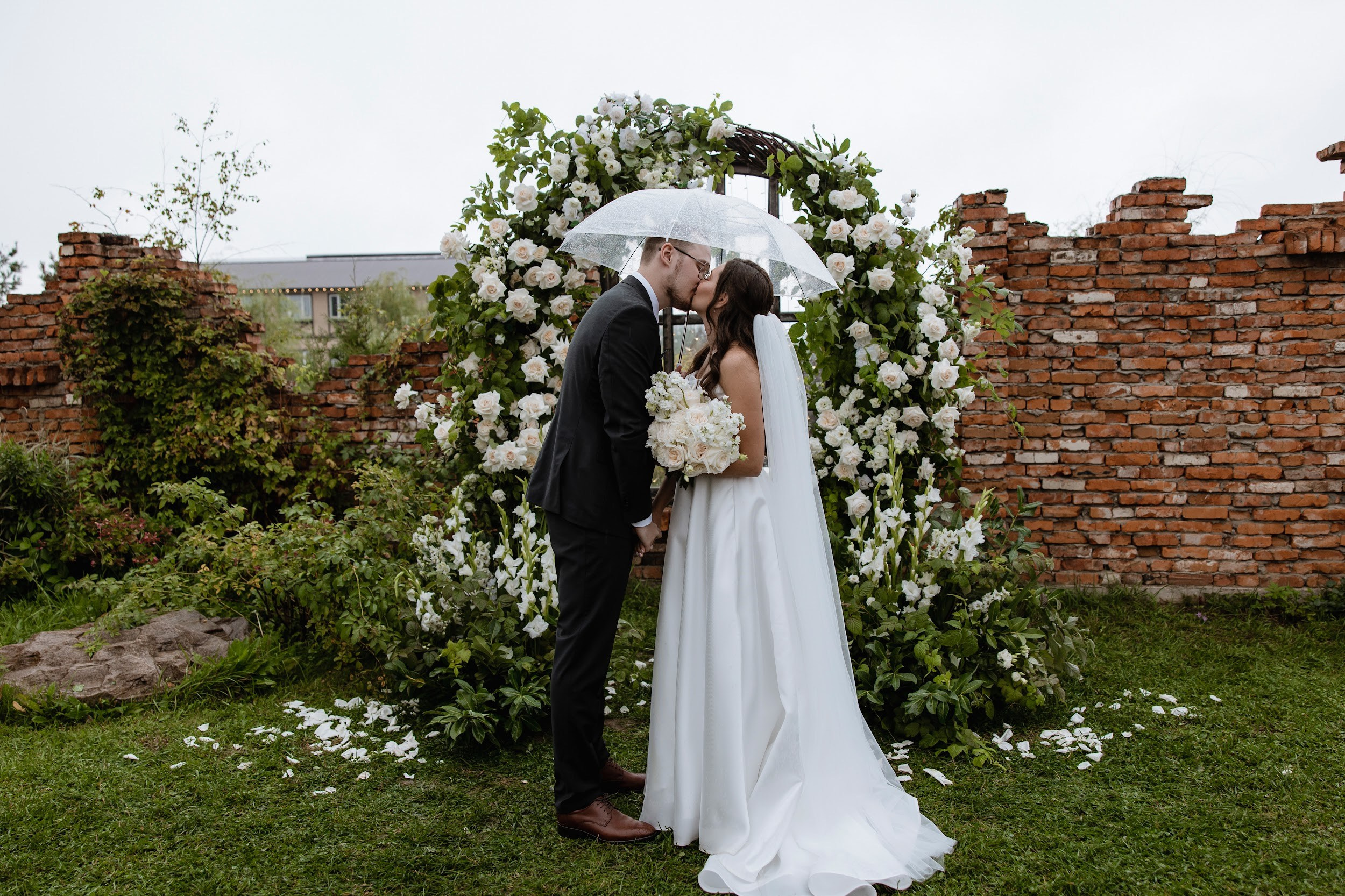 Разрушенная стена. Локация для церемонии ифотосессии. Свадебная площадка РАНЧО