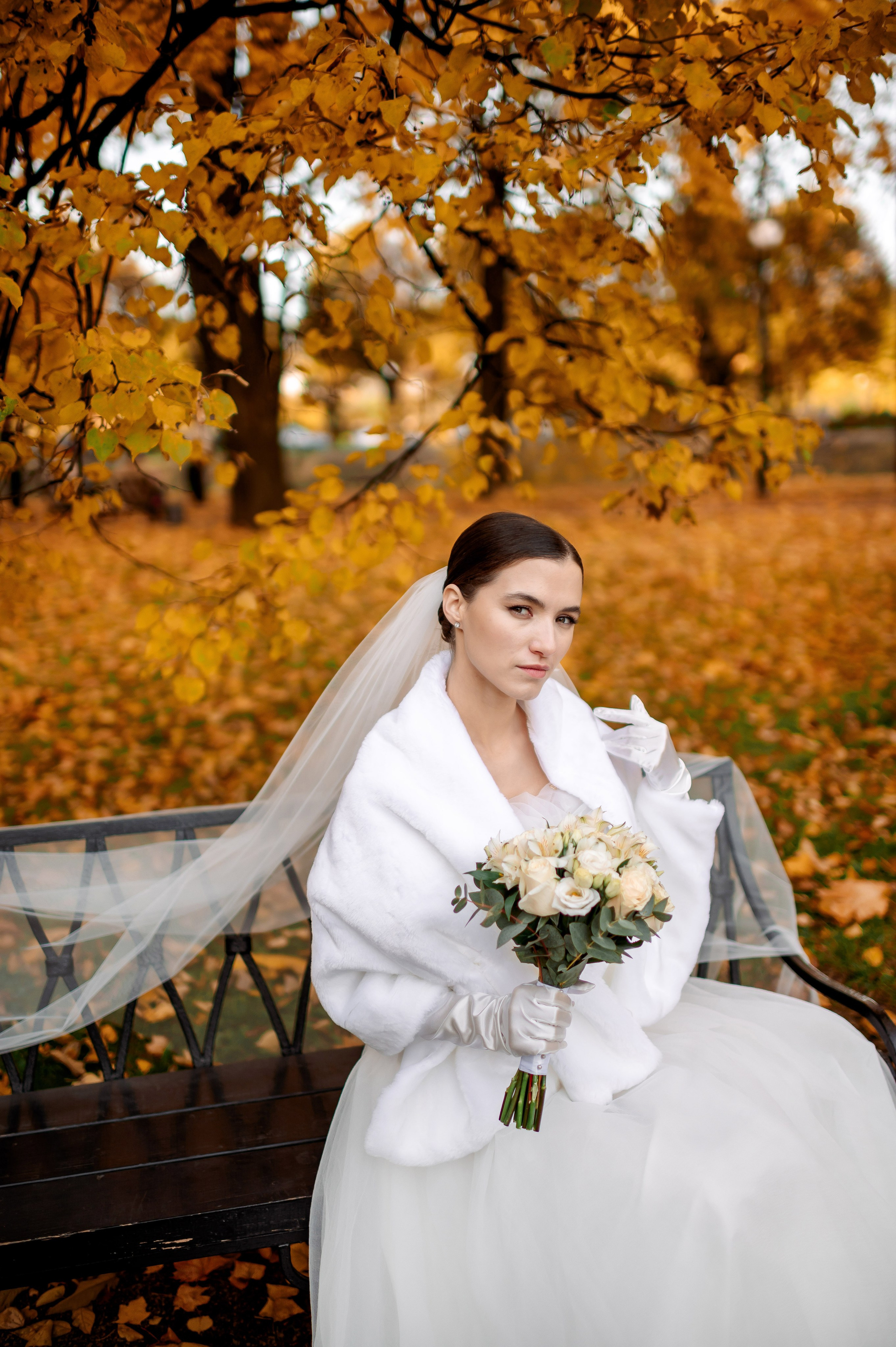 Осенняя великолепная свадебная прогулка жениха и невесты в октябре в Санкт-Петербурге в Михайловском парке и у Атлантов на Миллионной улице. Портретный, семейный и свадебный фотограф в Санкт-Петербурге и в Пушкине Ширяев Денис