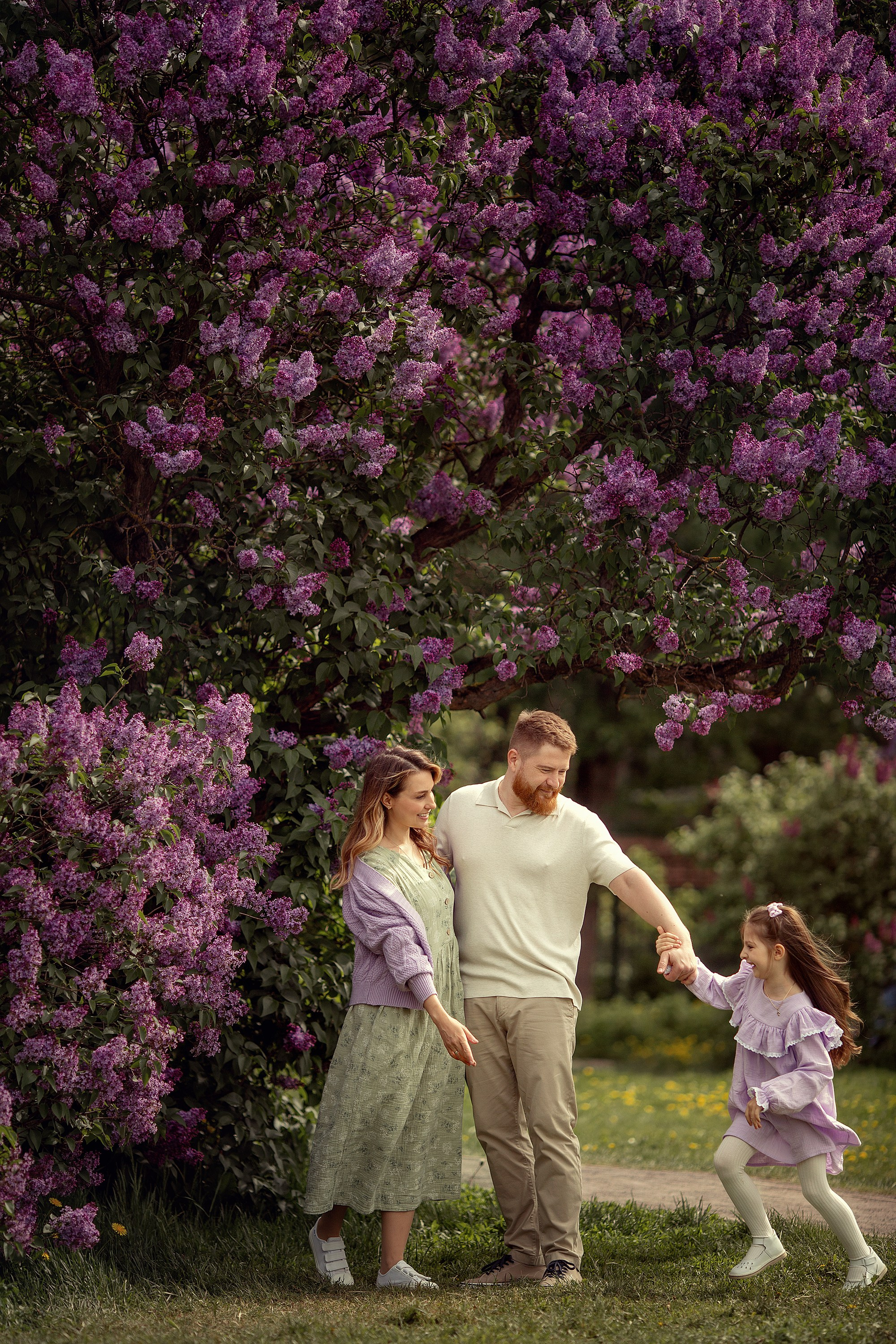 Красивейшая семейная история в цветущей сирени. Tatyana Nadezhdina Family photographer