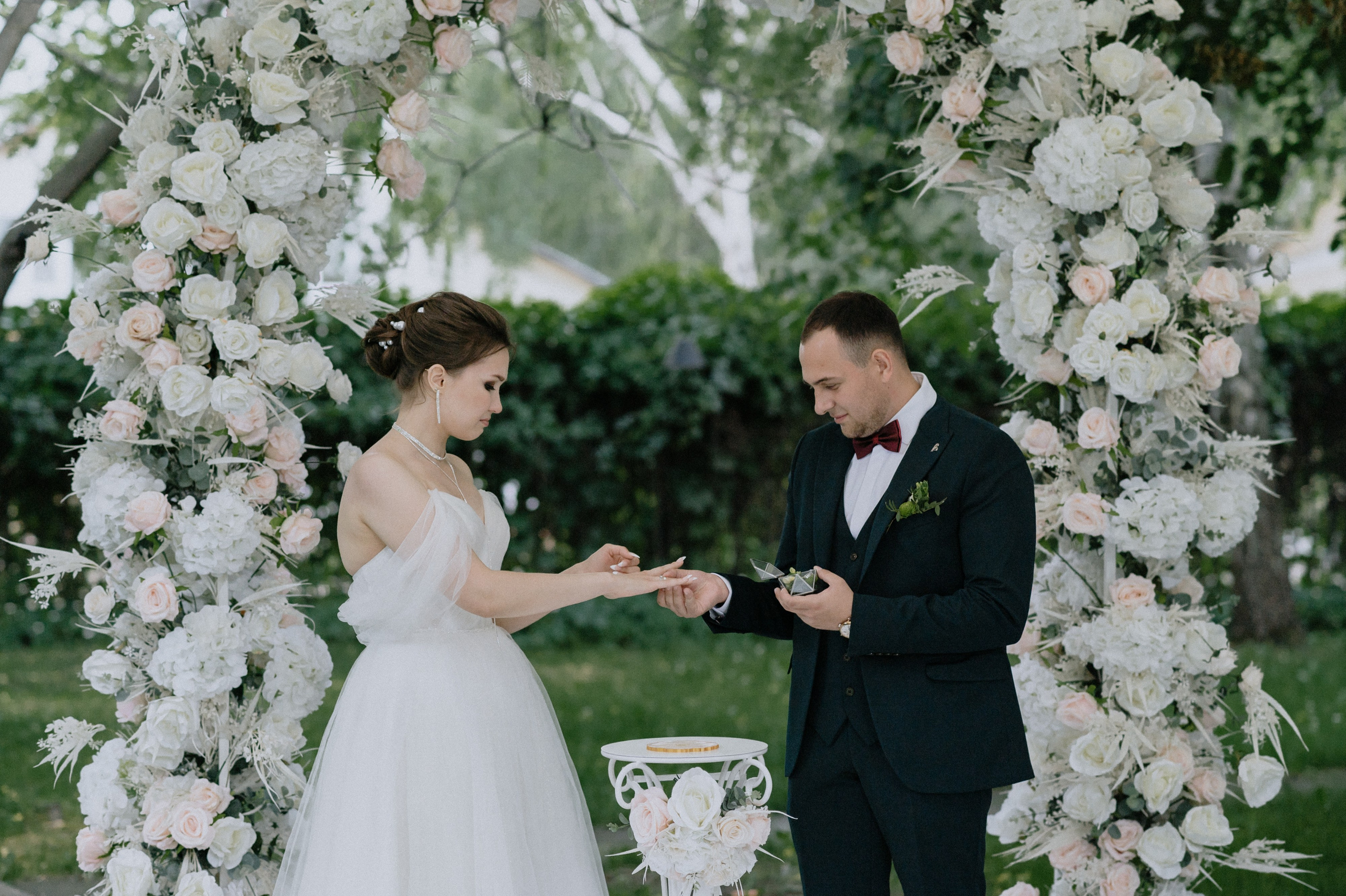 Обмен кольцами на росписи