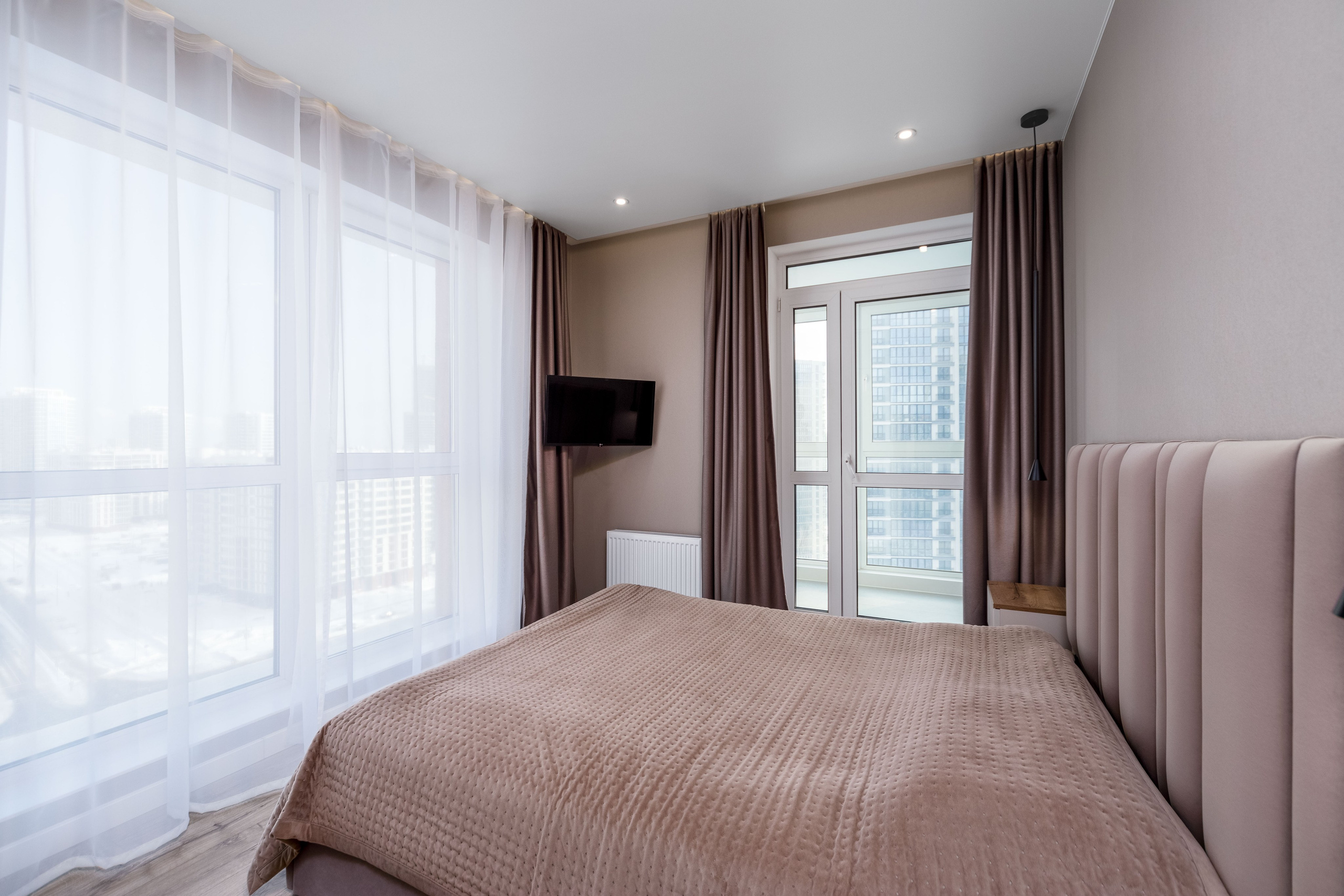 Интерьер родительской спальни в трехкомнатной квартире в ЖК Минск Мир