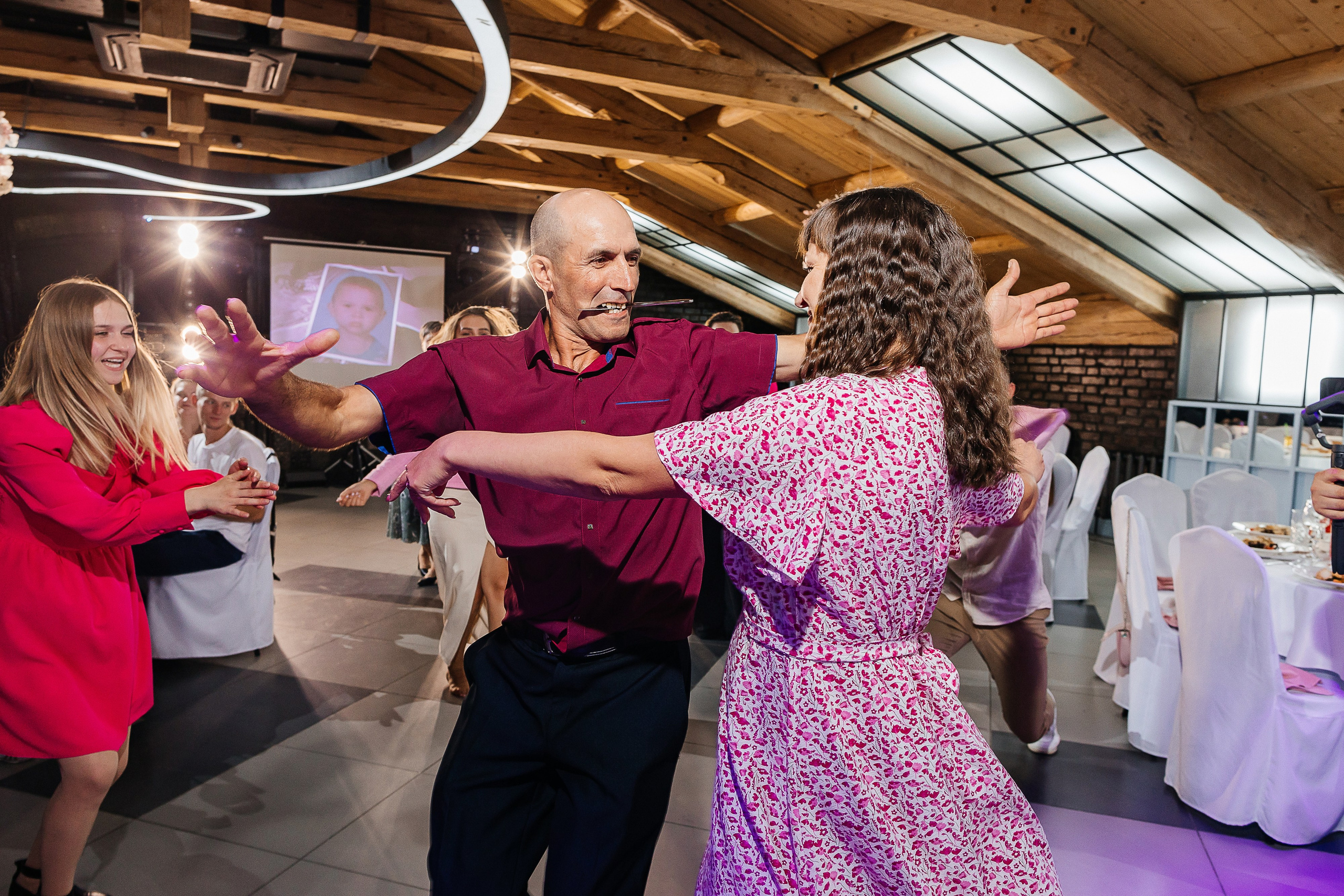 Чувственная первая встреча пары в отеле. Олег Сверчков | Свадебный фотограф Вологда
