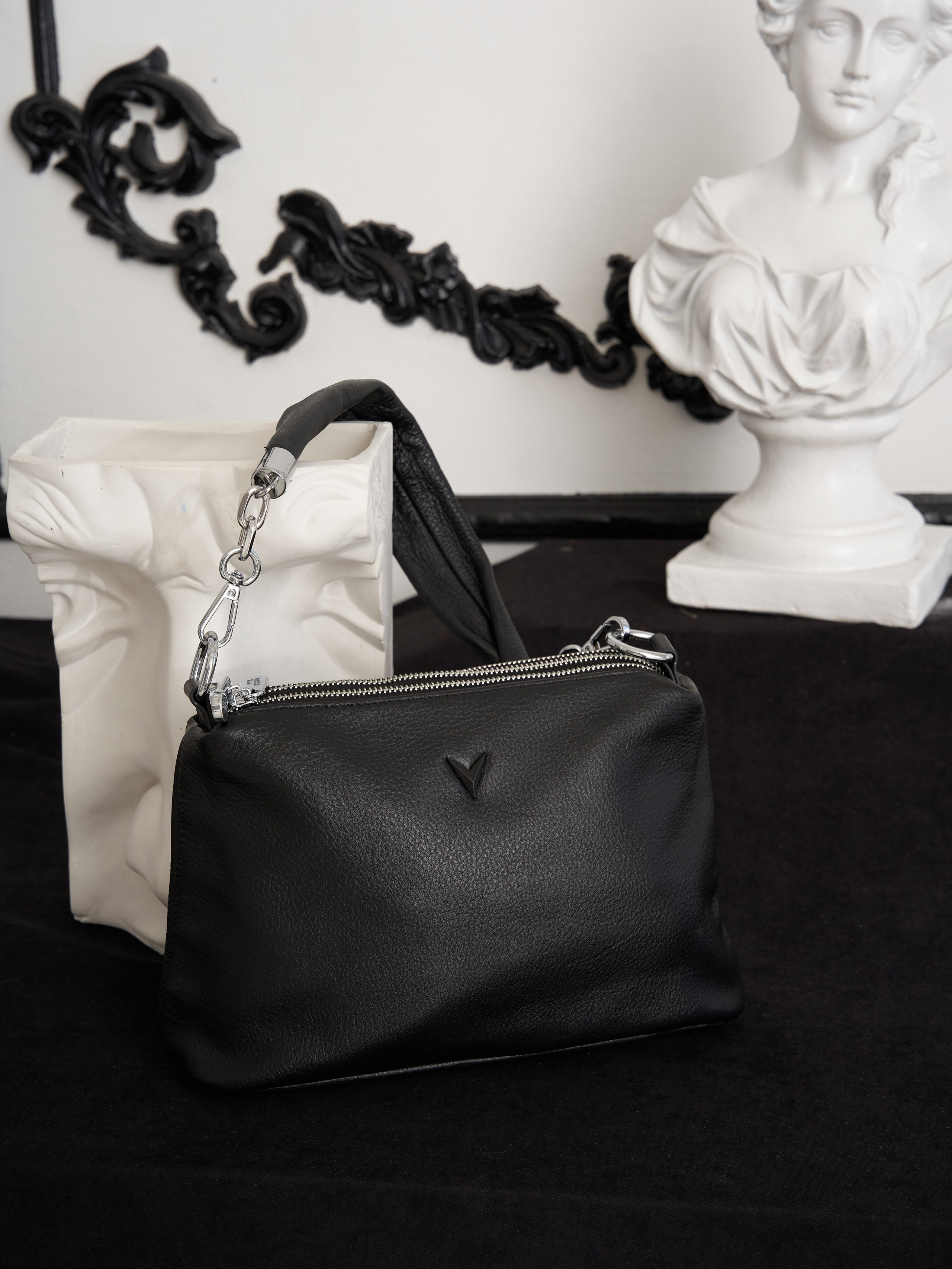 Профессиональная съемка сумок с акцентом на детали и текстуры материалов.