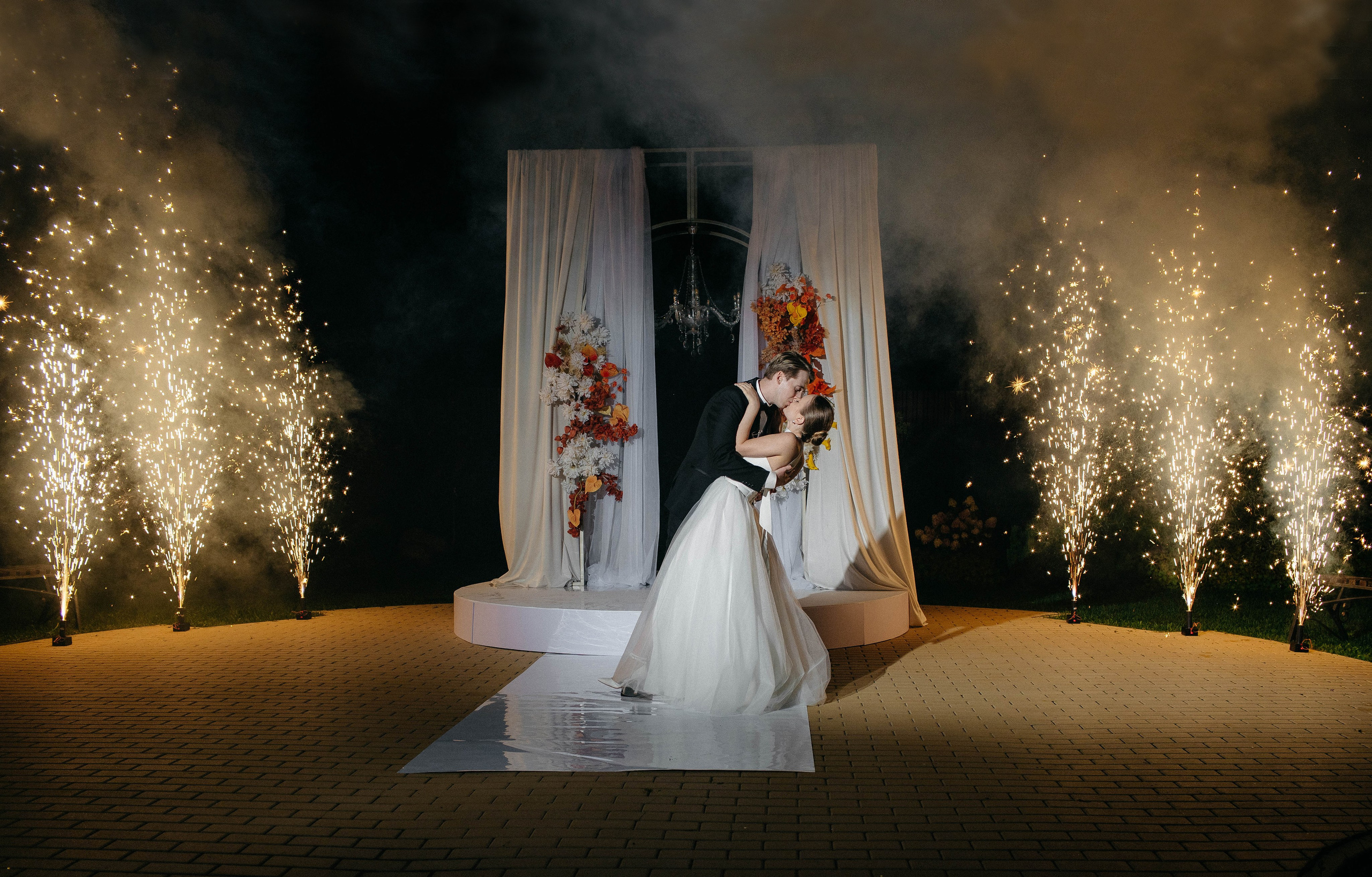 Финал свадебного вечера - фейерверк и холодные фонтаны