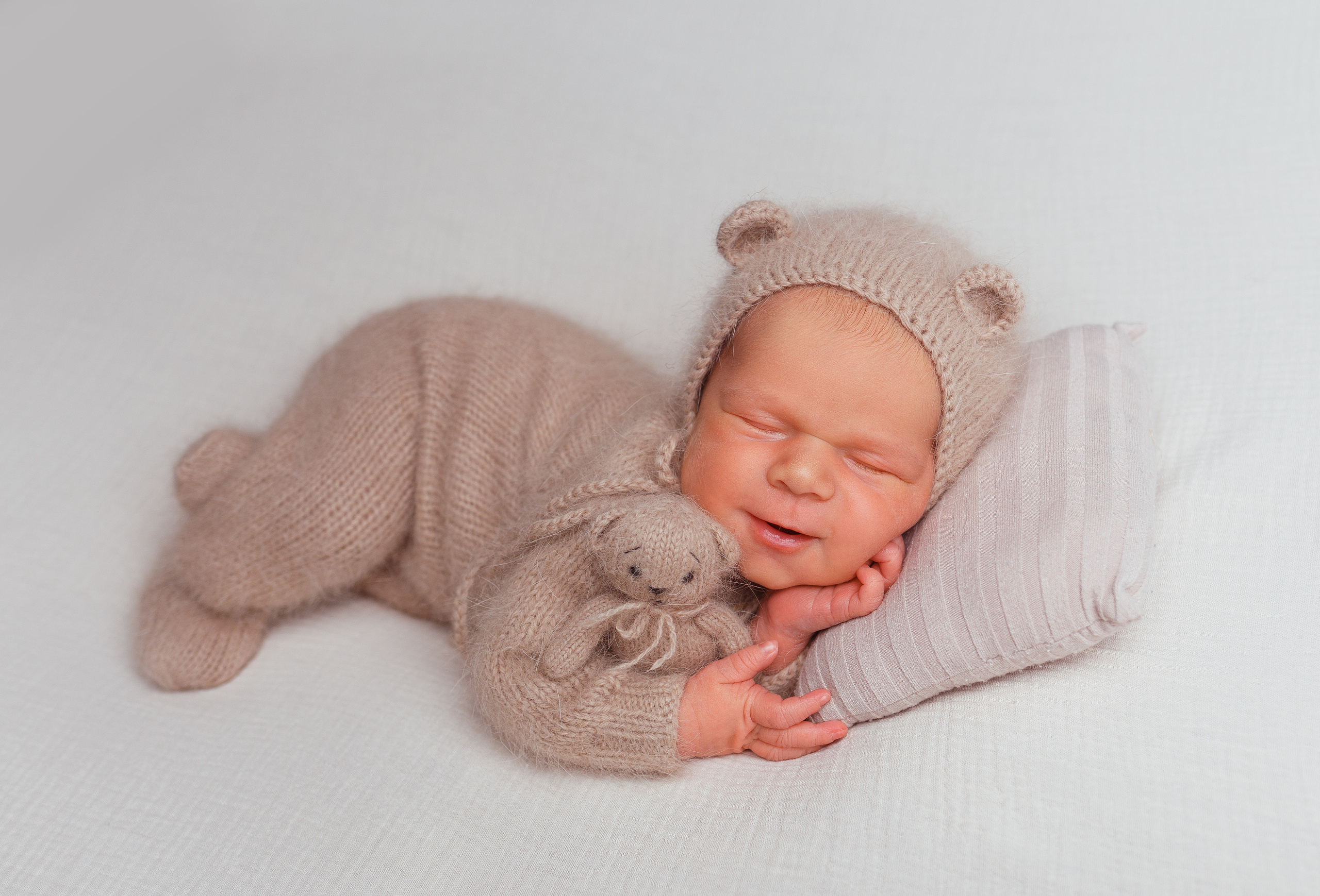 Малыш сладко спит в костюмчике медвежонка