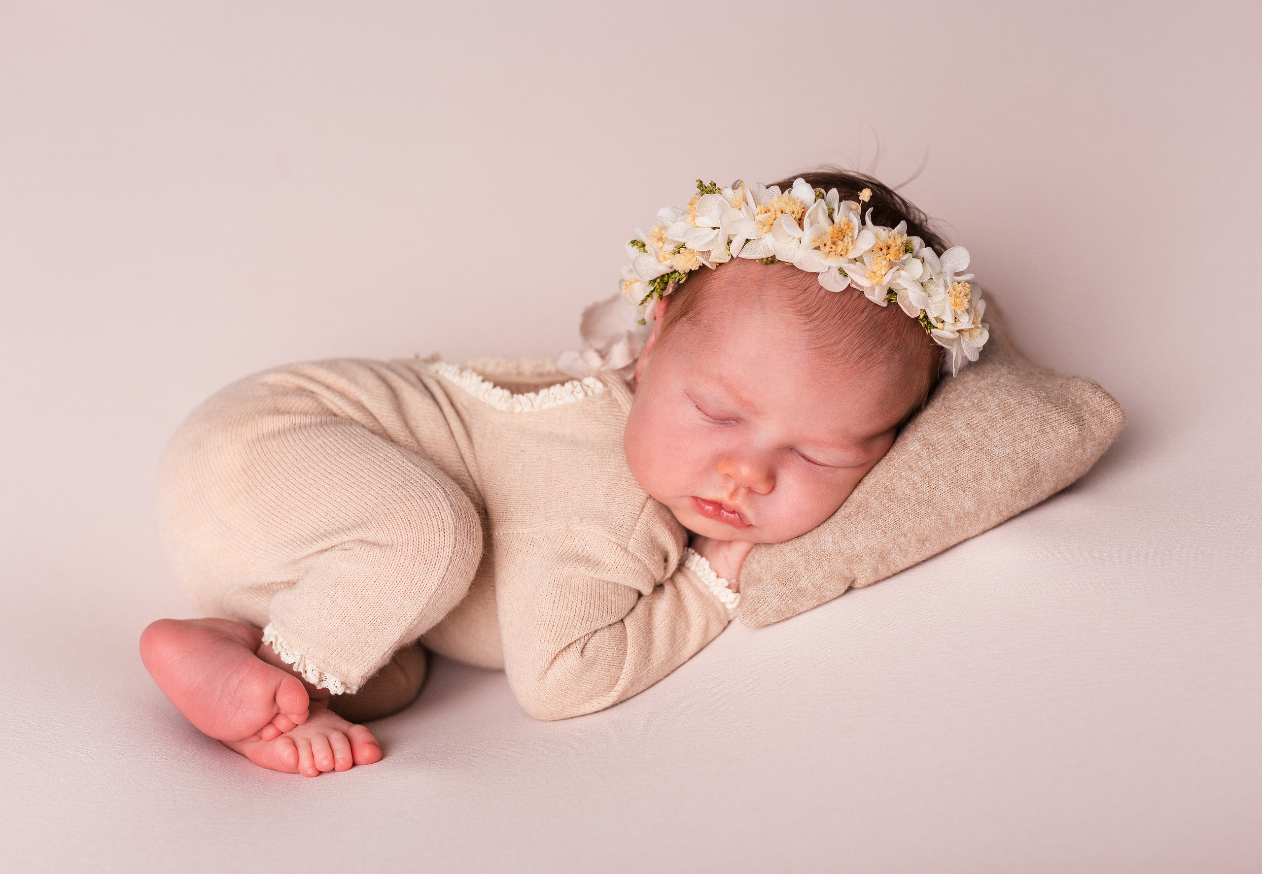 Новорожденная девочка спит в веночке из цветов