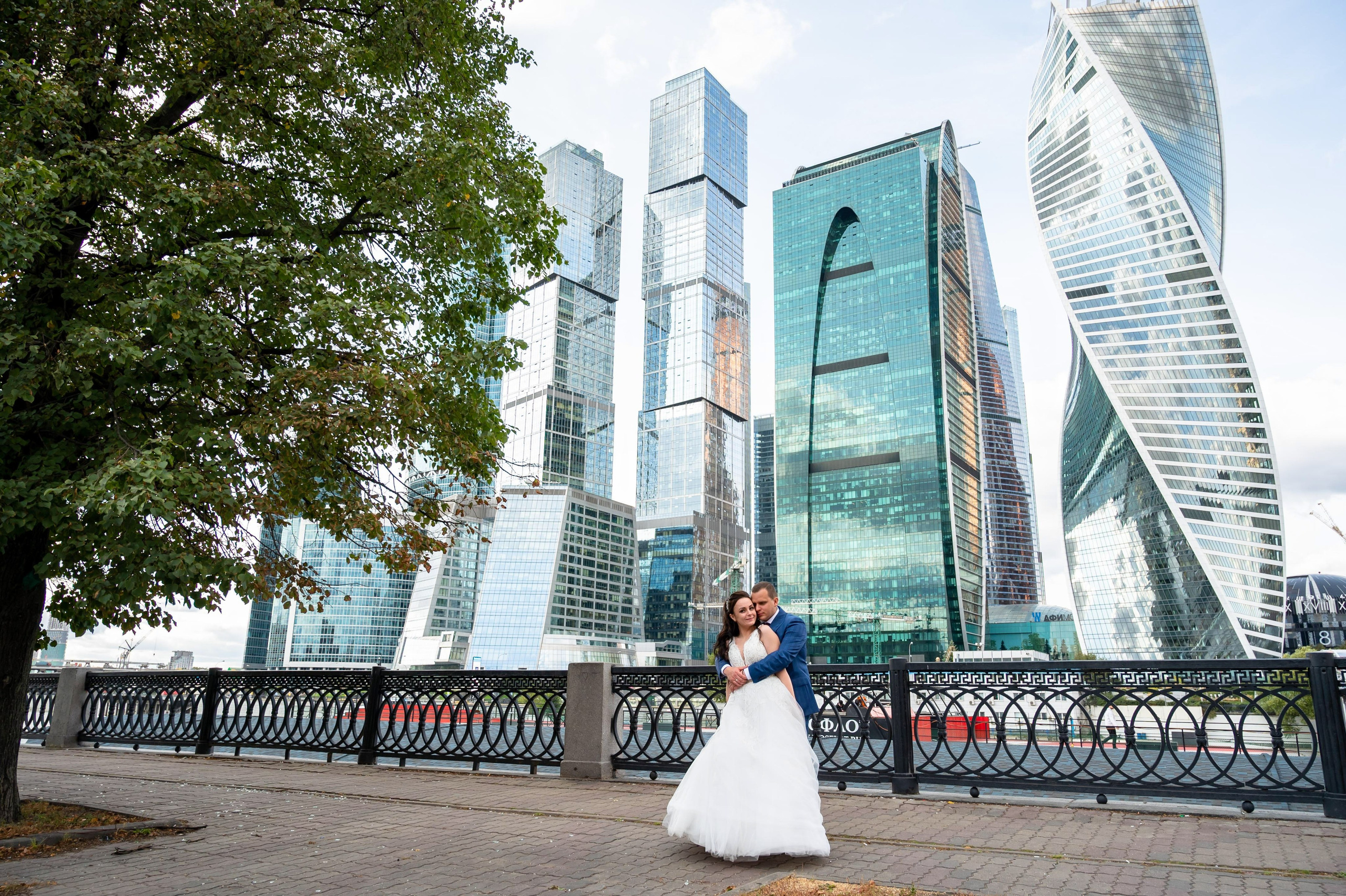 Фотограф видеограф производит съёмку свадебной фотосессии, этот пакет для тех кто ценит красоту и думает о свадебном бюджете