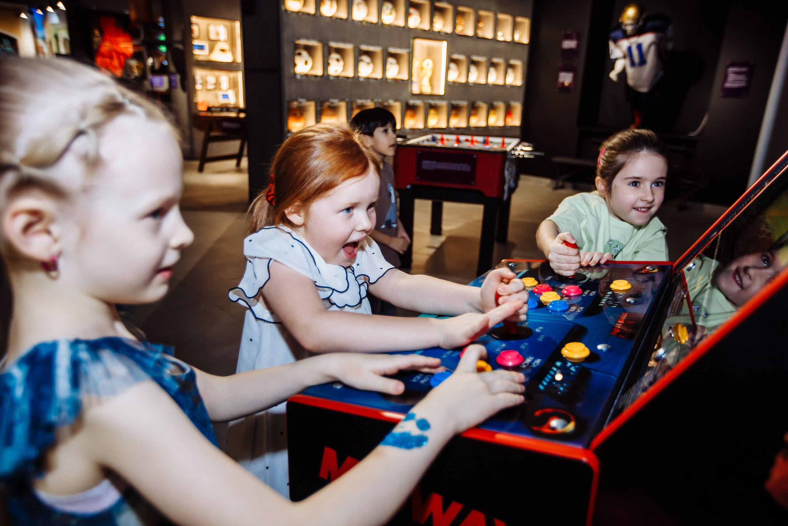 Игра детей в кадре фотографа видеографа Павла Кора на детском дне рождения, подробнее по ссылке