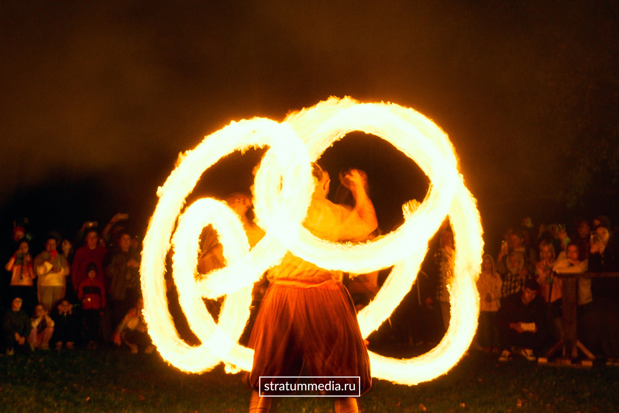 Fire Show at Park. Stratum Media — Фото-Видео Съемки