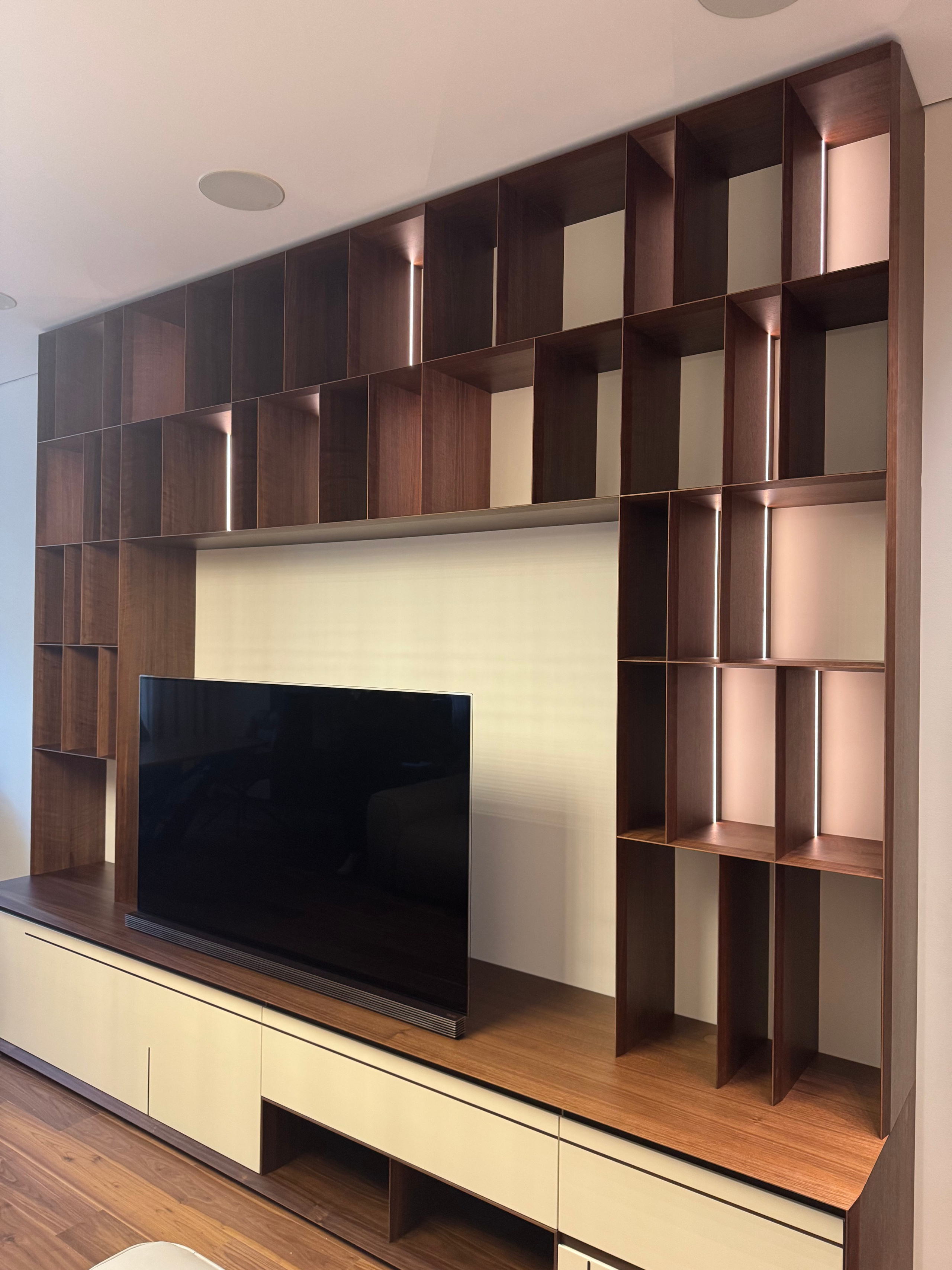 Сложное — возможное: невесомый стеллаж, вызов точности. DRVO — мебельное производство полного цикла