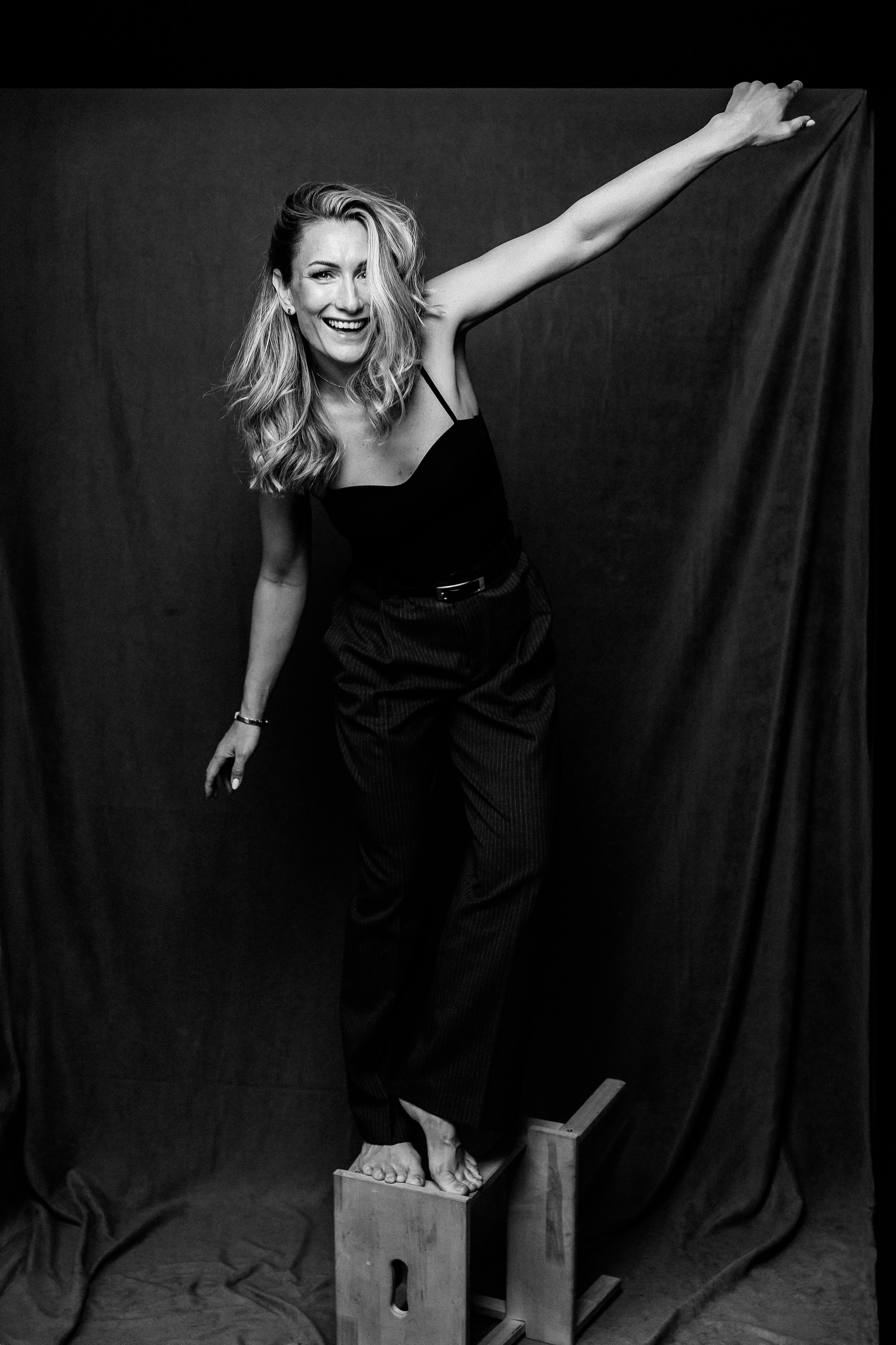 Чёрно-белый портрет женщины в студии в Москве, мягкий свет, нейтральный фон