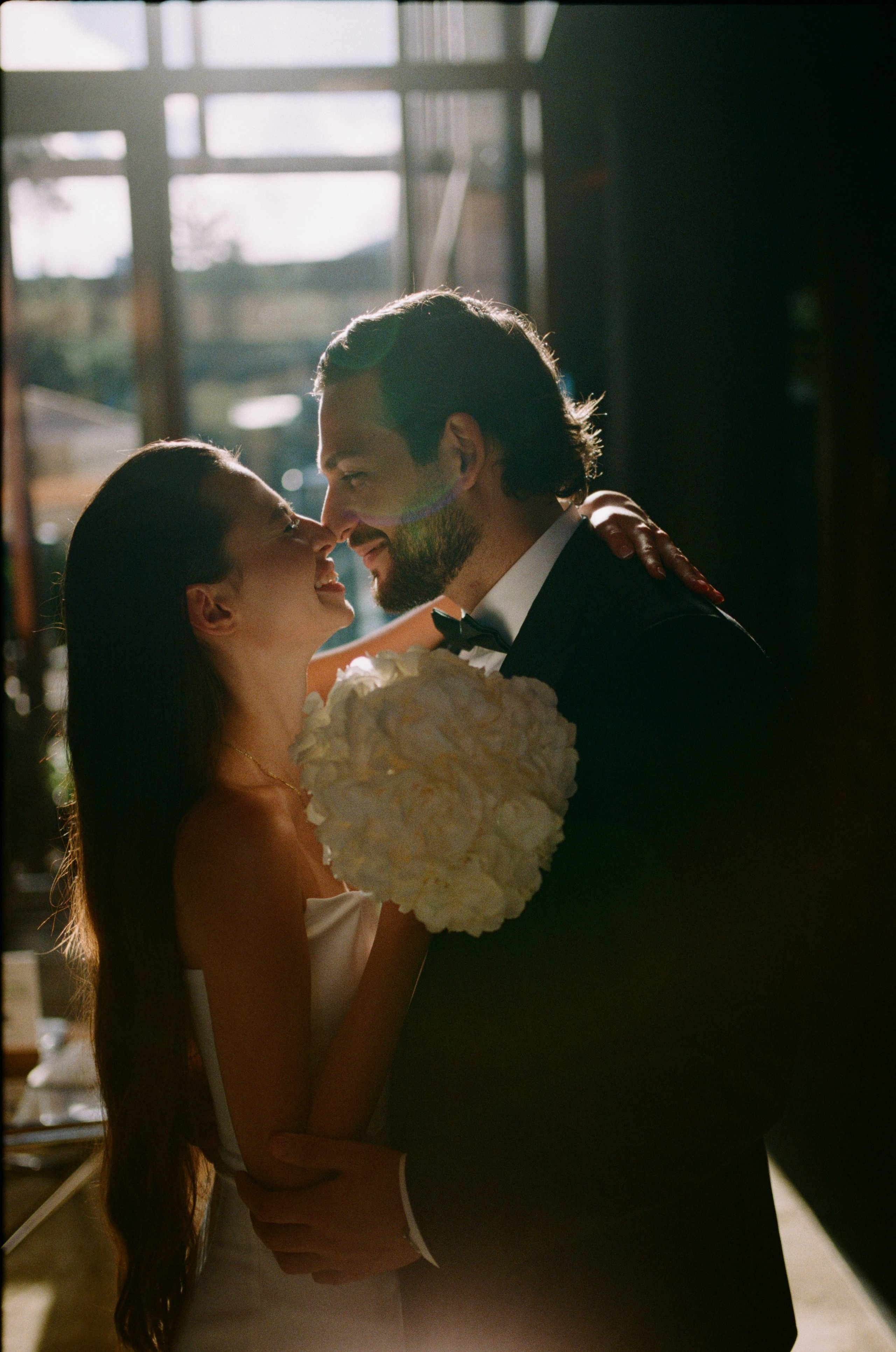 Очень красивый кадр на закате пары на плёнку