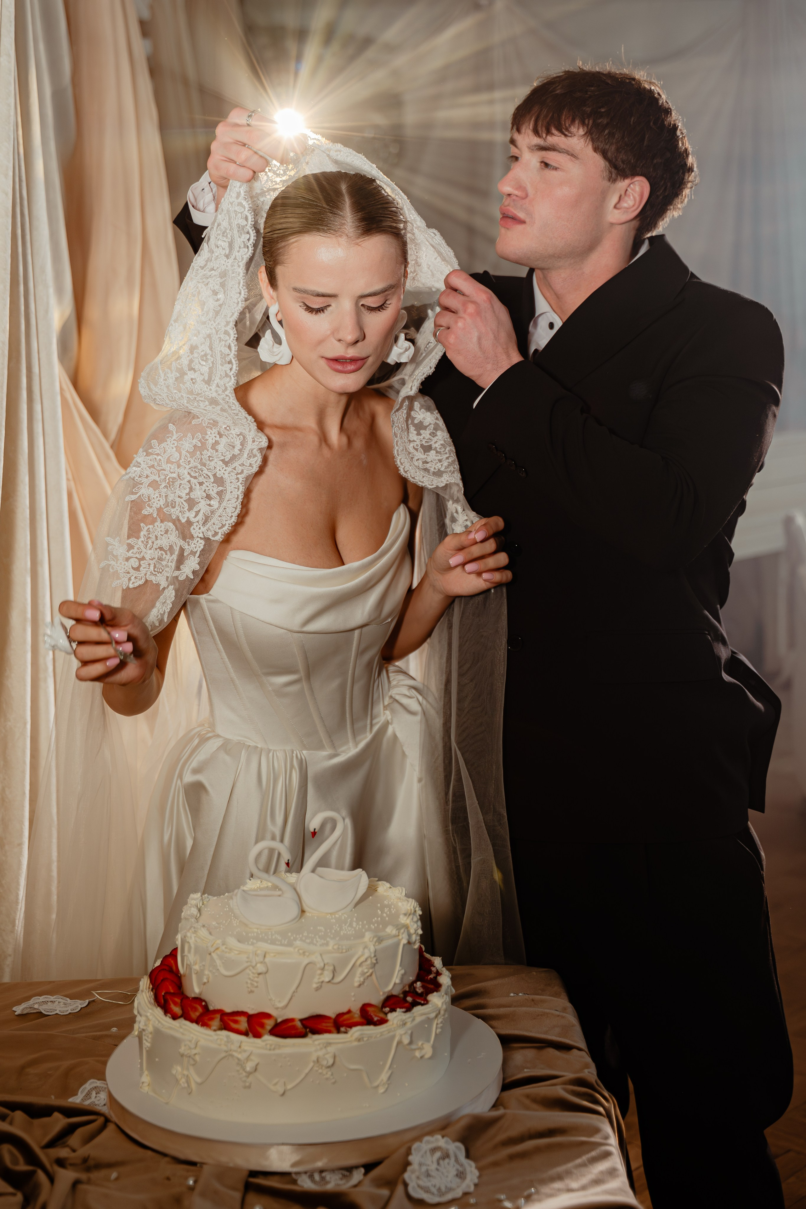 Жених и невеста одни у свадебного торта — тихий момент между двоими