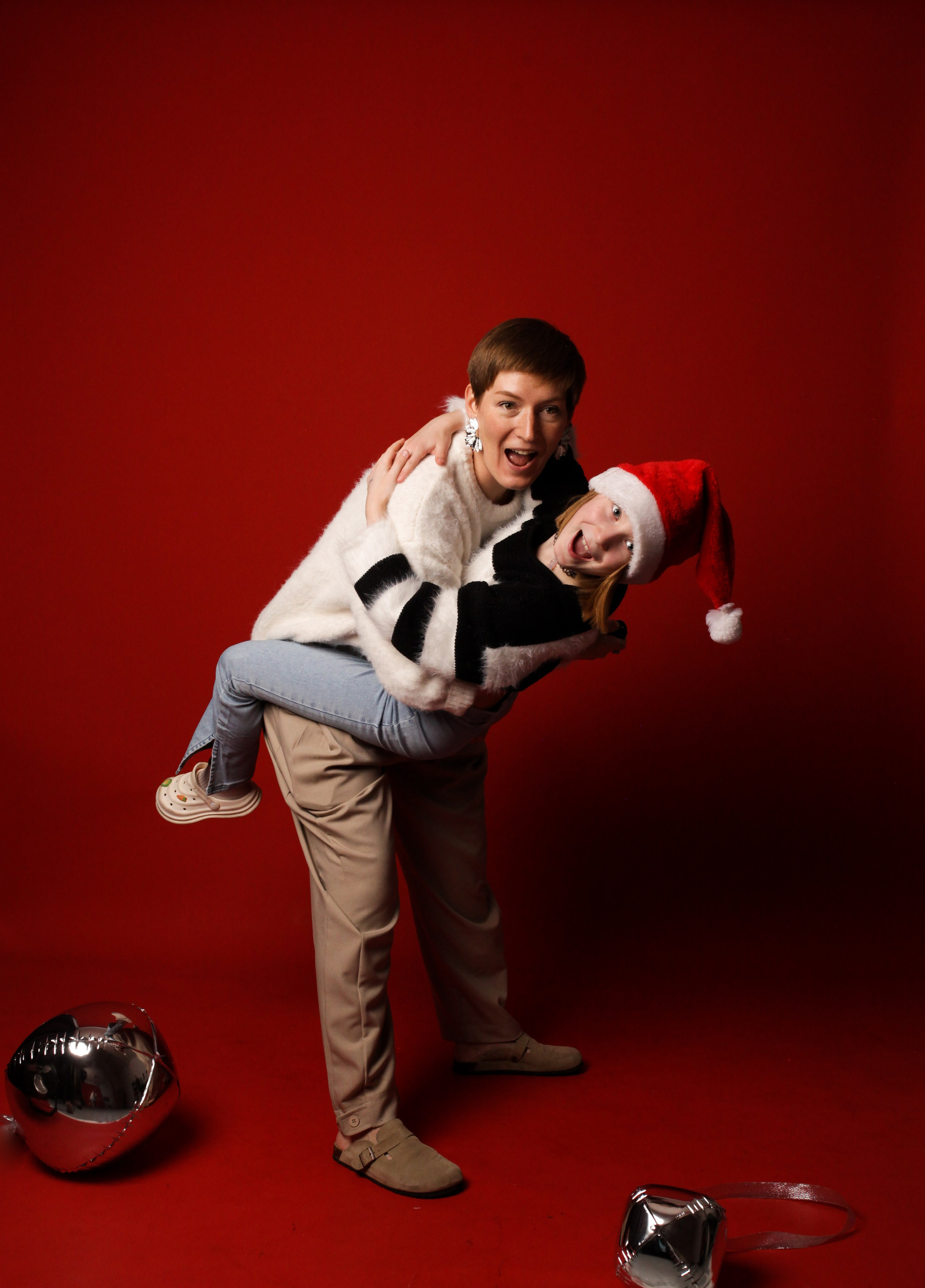 КРАСНЫЙ ФОН | АВТОПОРТРЕТНАЯ. YourSelf.photostudio | автопортретная фотостудия ТОЛЬЯТТИ