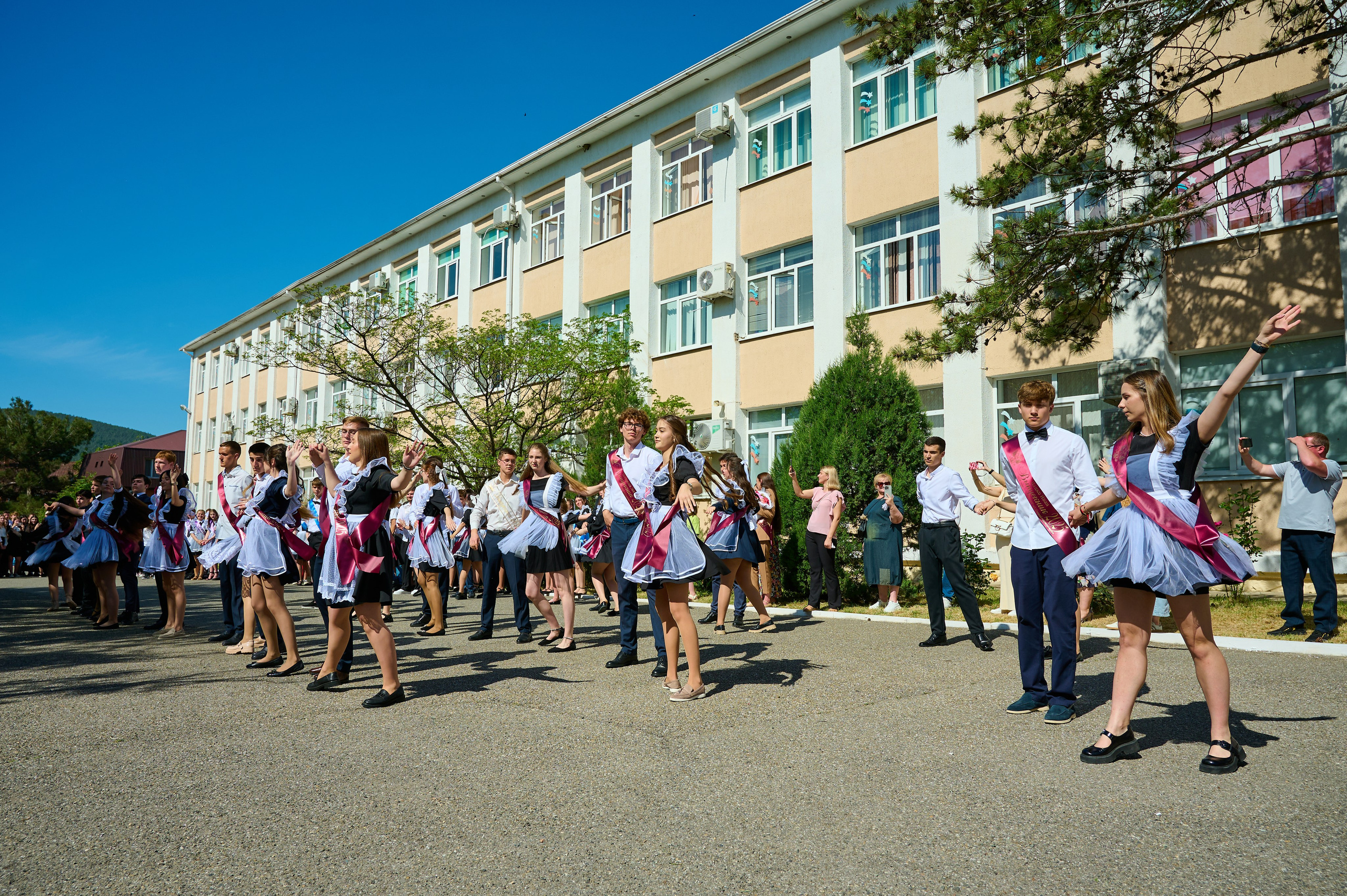 Последний звонок 2025. Жизнь курорта Кабардинка в фотографиях