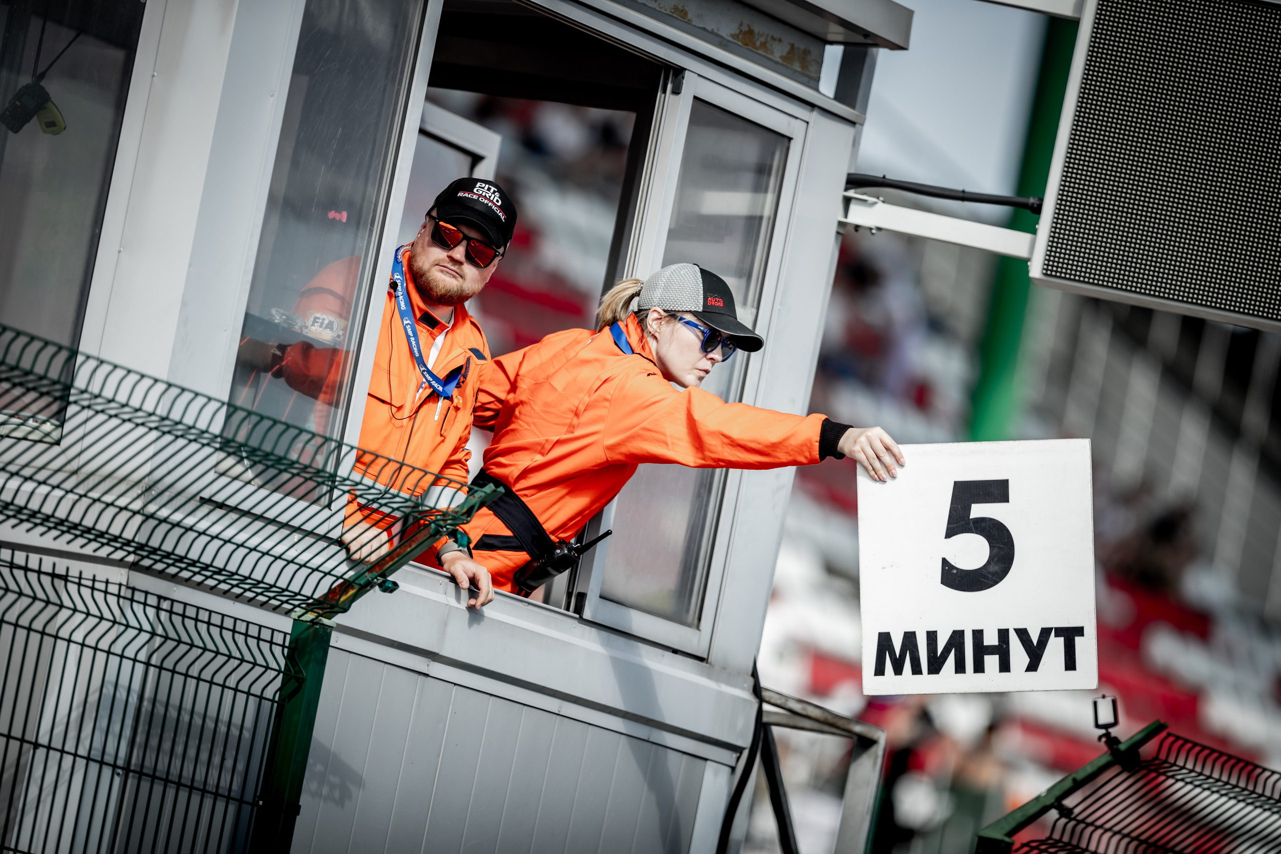 Кто такие маршалы на автогонках: невидимые герои автоспорта