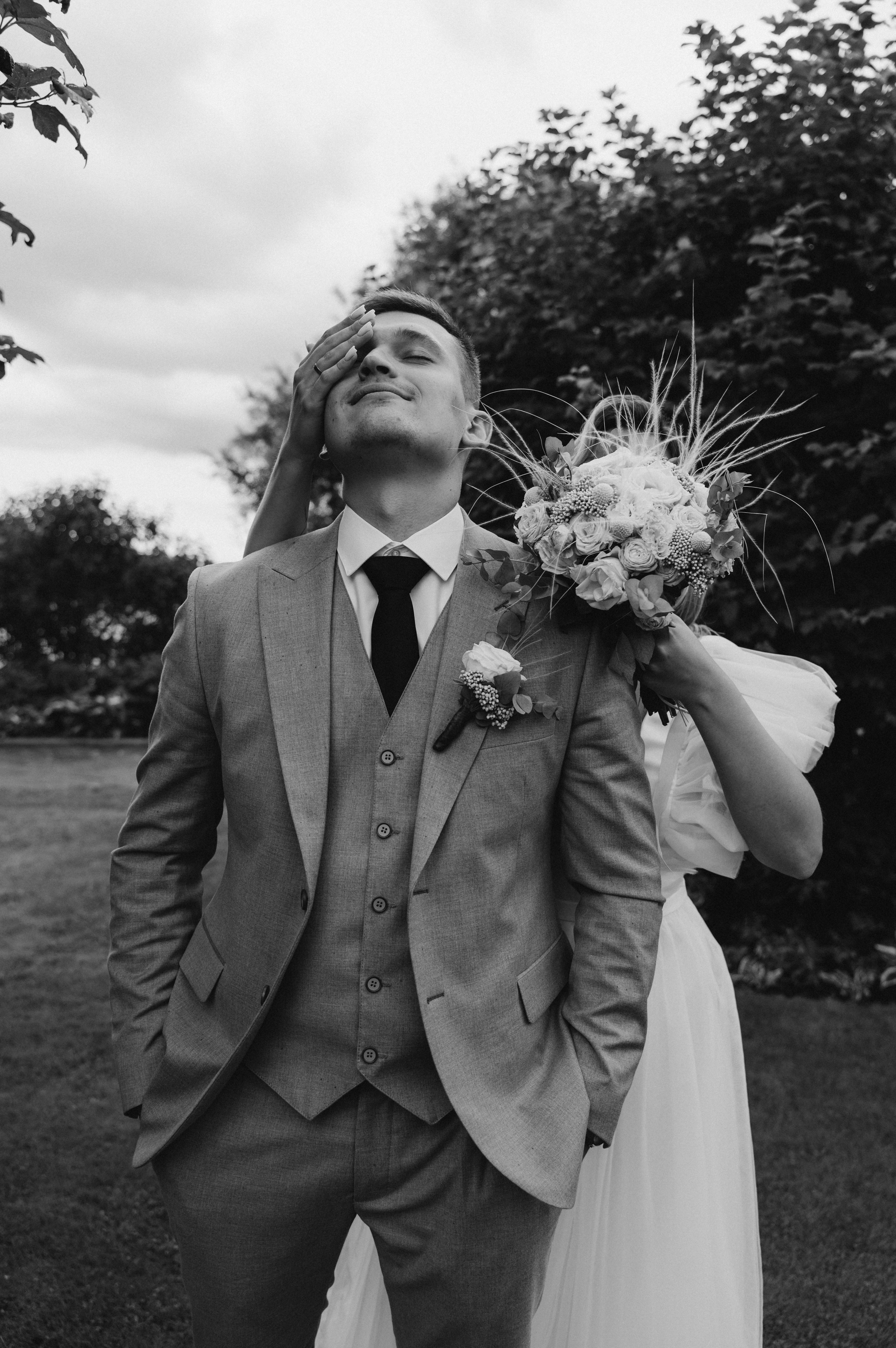 Чёрно-белый портрет жениха с букетом — fashion wedding эстетика