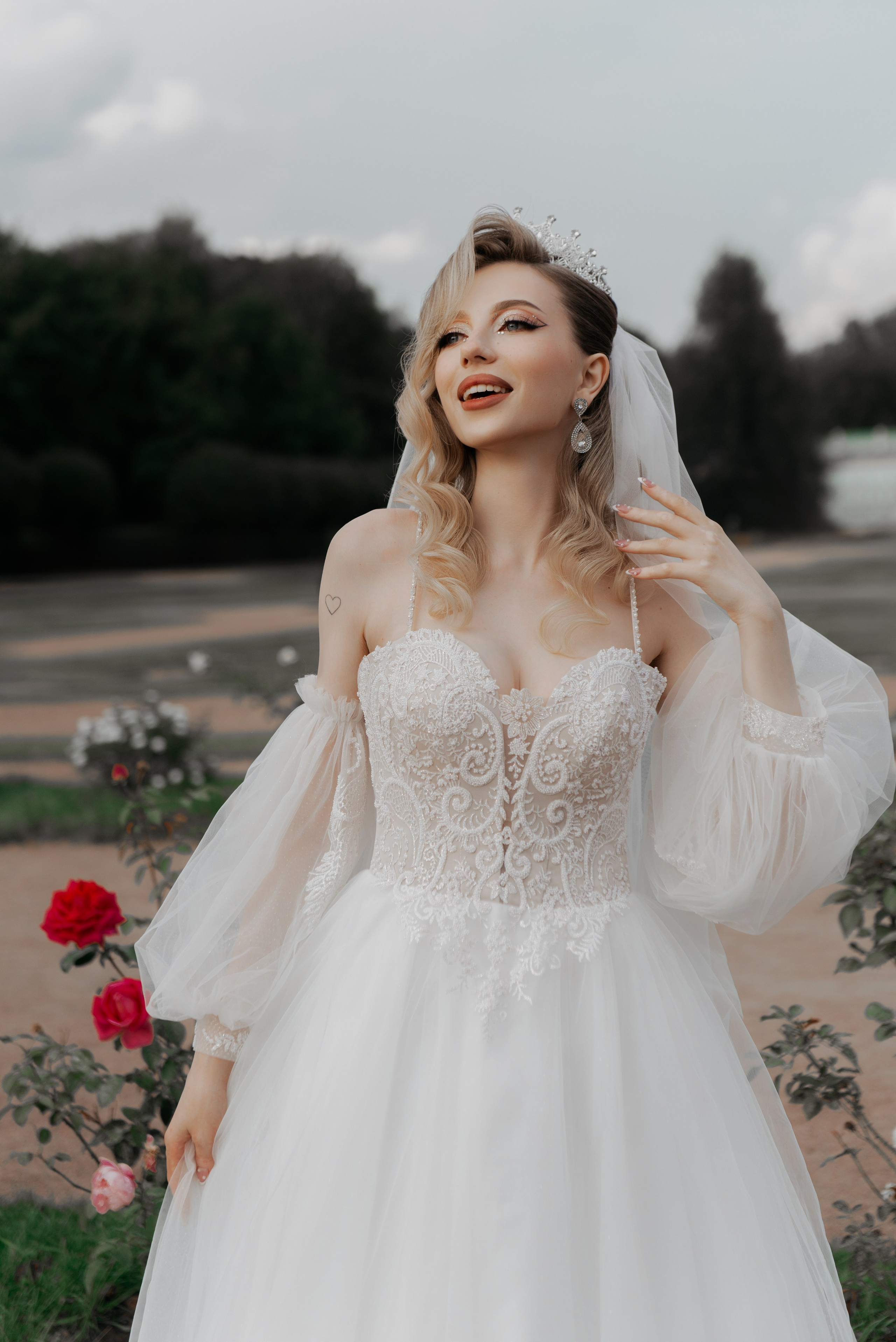 Портрет невесты с фатой и красными цветами — Pinterest свадебная съёмка