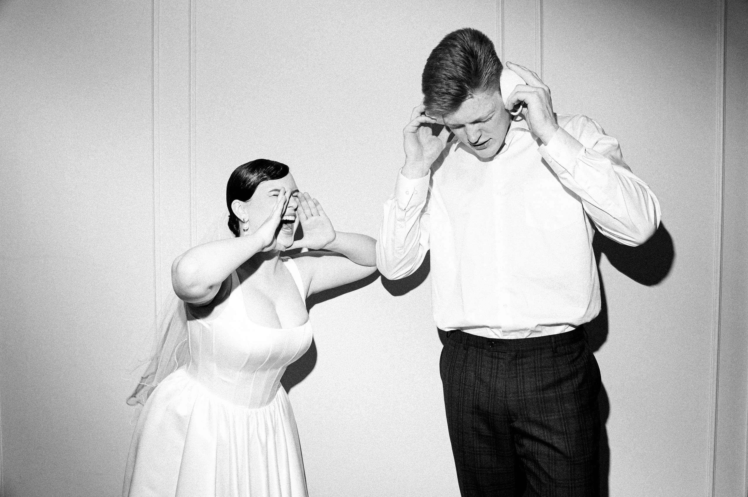 Чёрно-белый весёлый портрет молодожёнов — fashion свадебная фотография