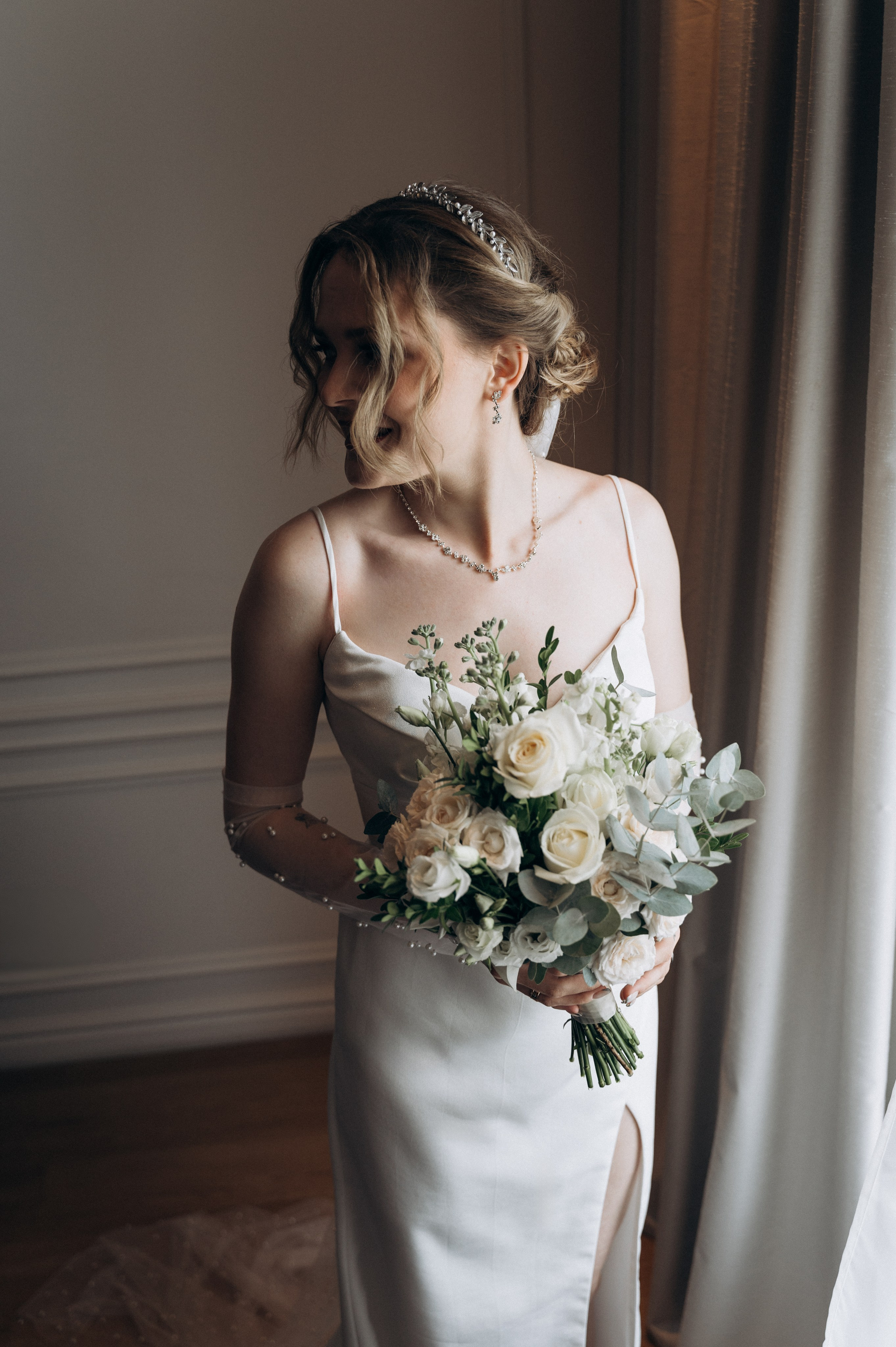 Портрет невесты с букетом у окна — эстетика Pinterest wedding