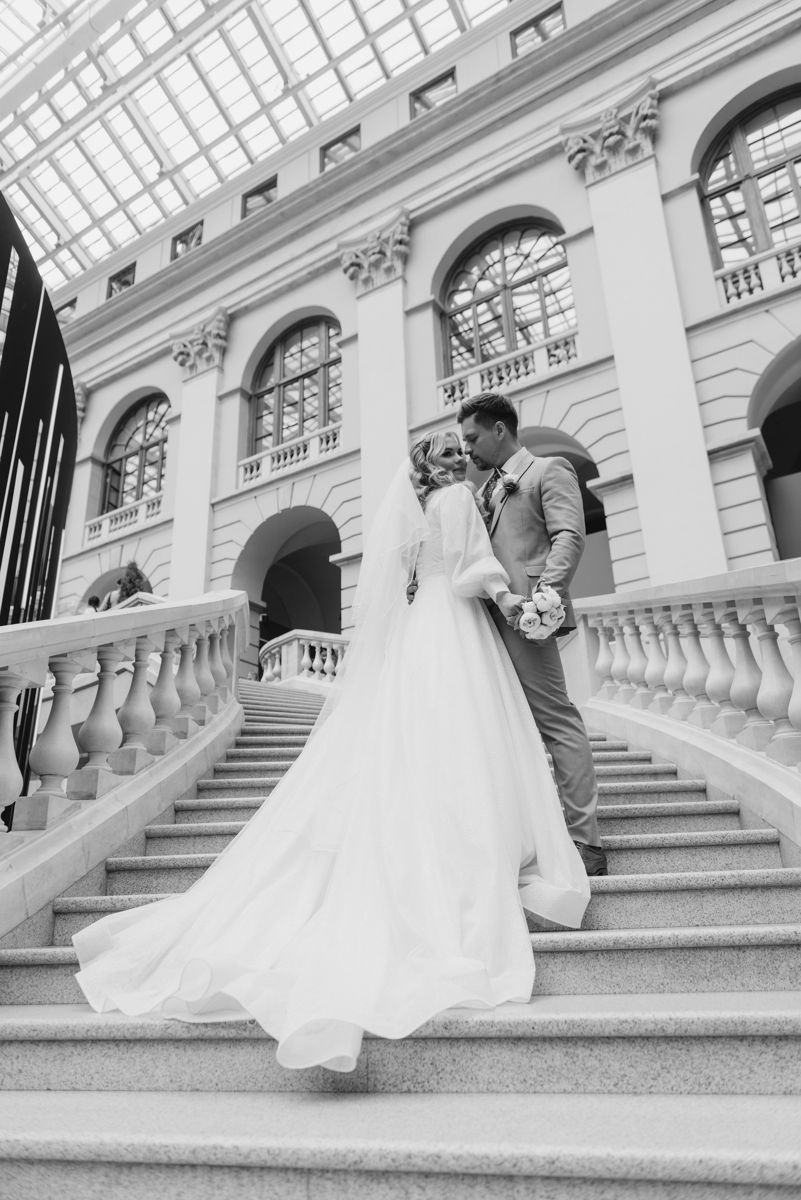 Молодожёны на парадной лестнице — Pinterest wedding фотосессия в Москве в Гостином дворе