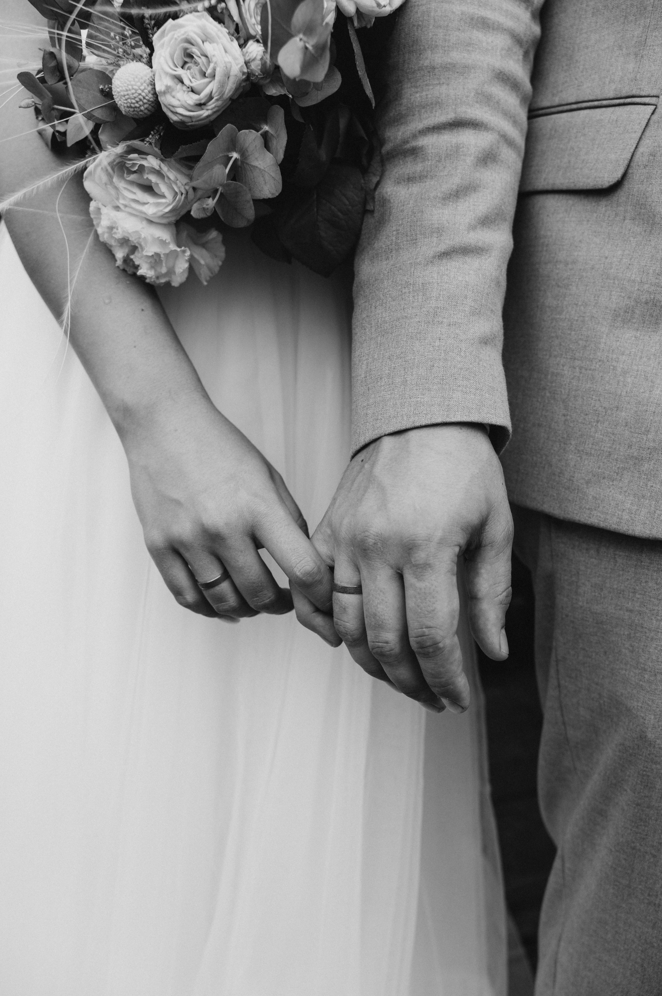 Руки жениха и невесты с букетом — чёрно-белая Pinterest wedding эстетика