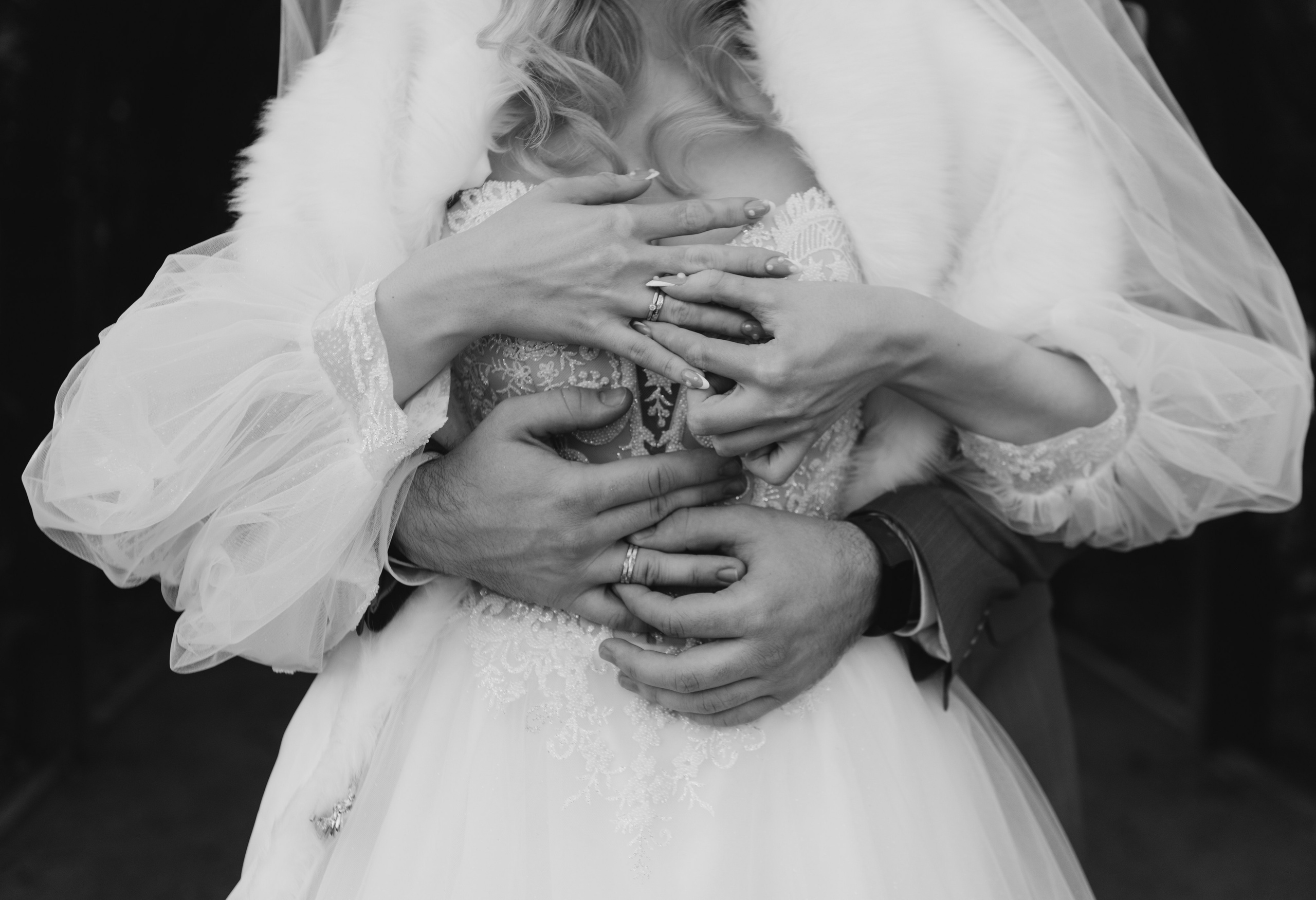 Чёрно-белый кадр объятий жениха и невесты — Pinterest wedding эстетика