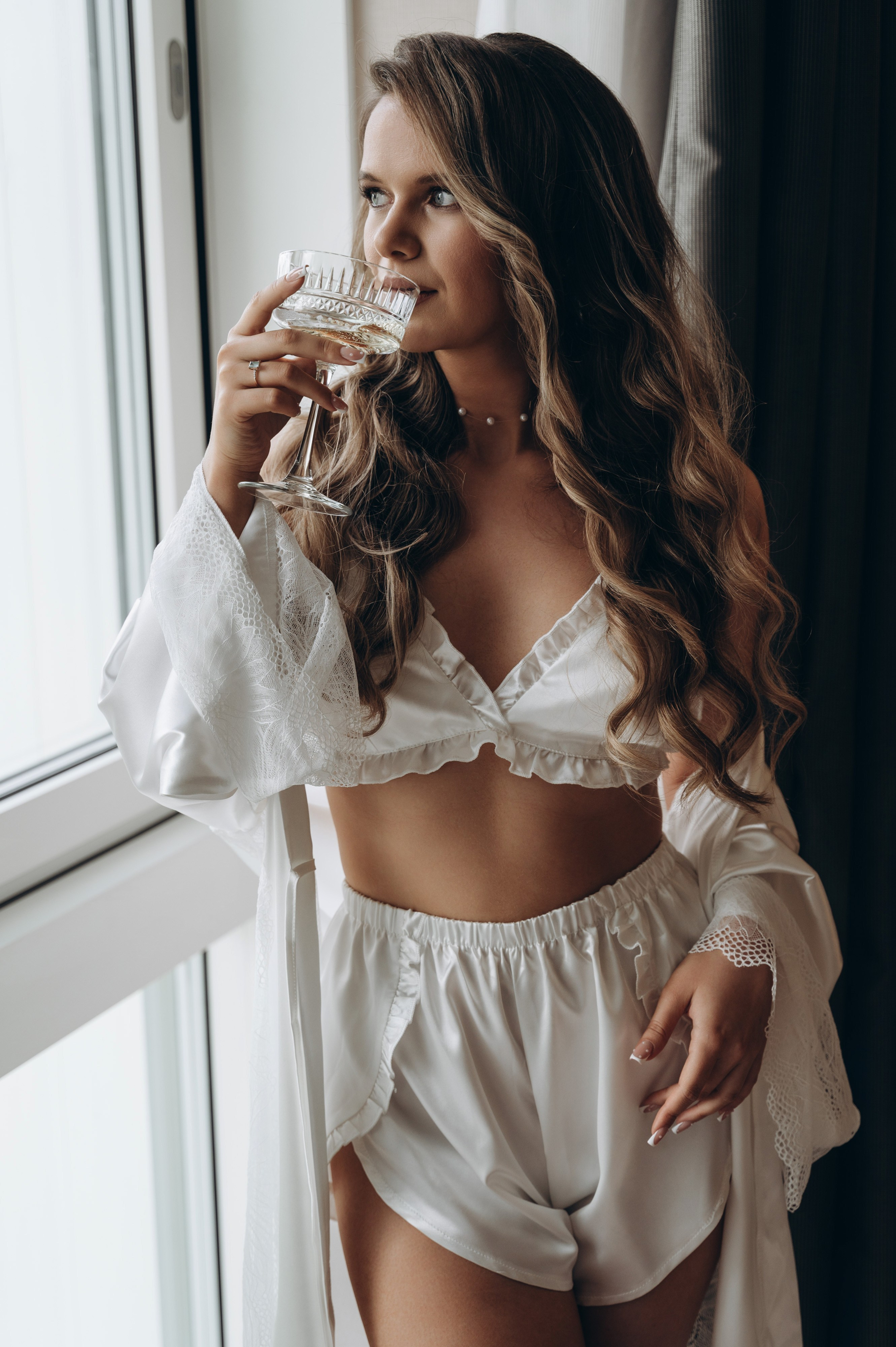Утро невесты у окна с бокалом — стильная fashion wedding съёмка