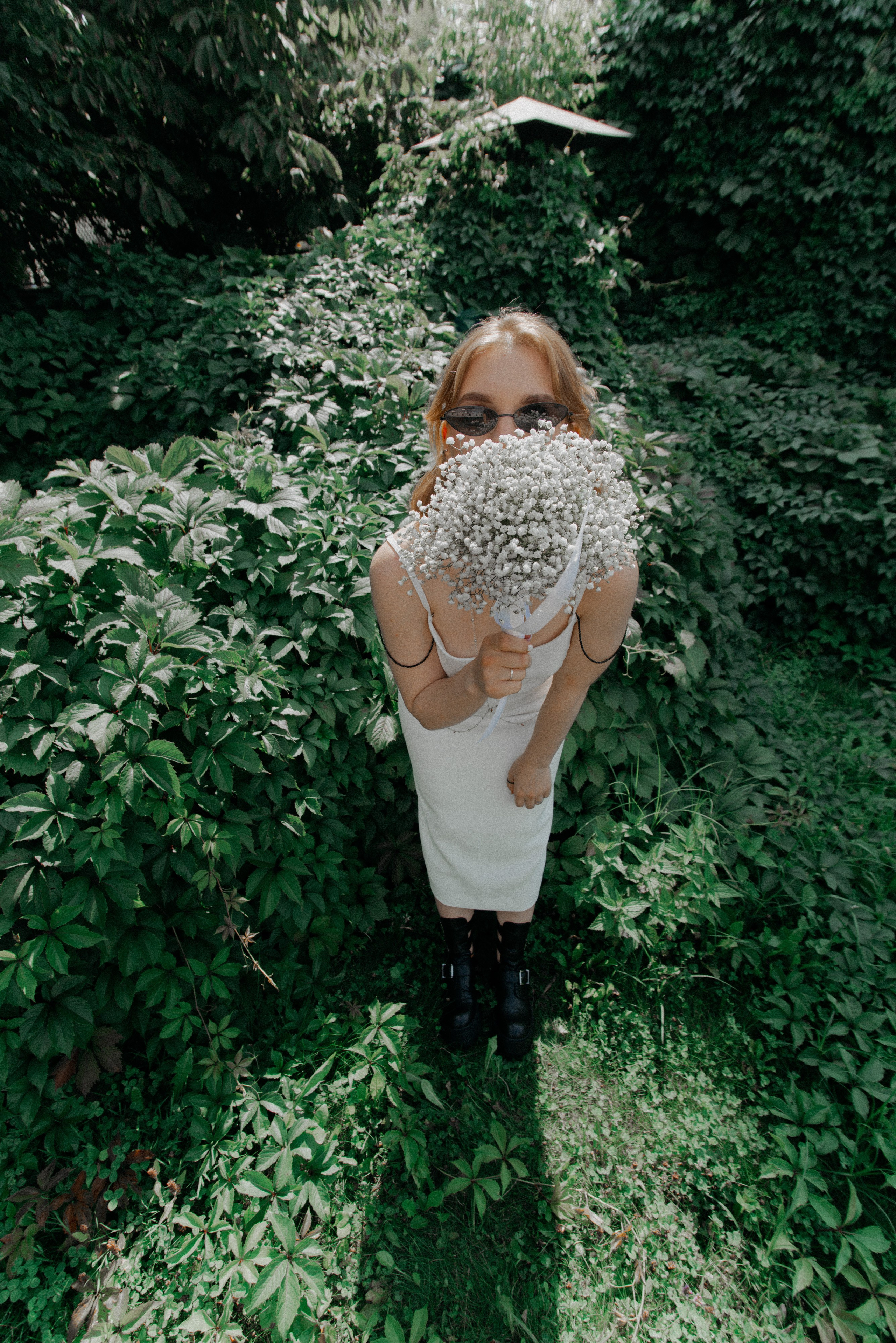 Невеста с букетом в зелени — стильная свадебная фотосессия в эстетике Pinterest