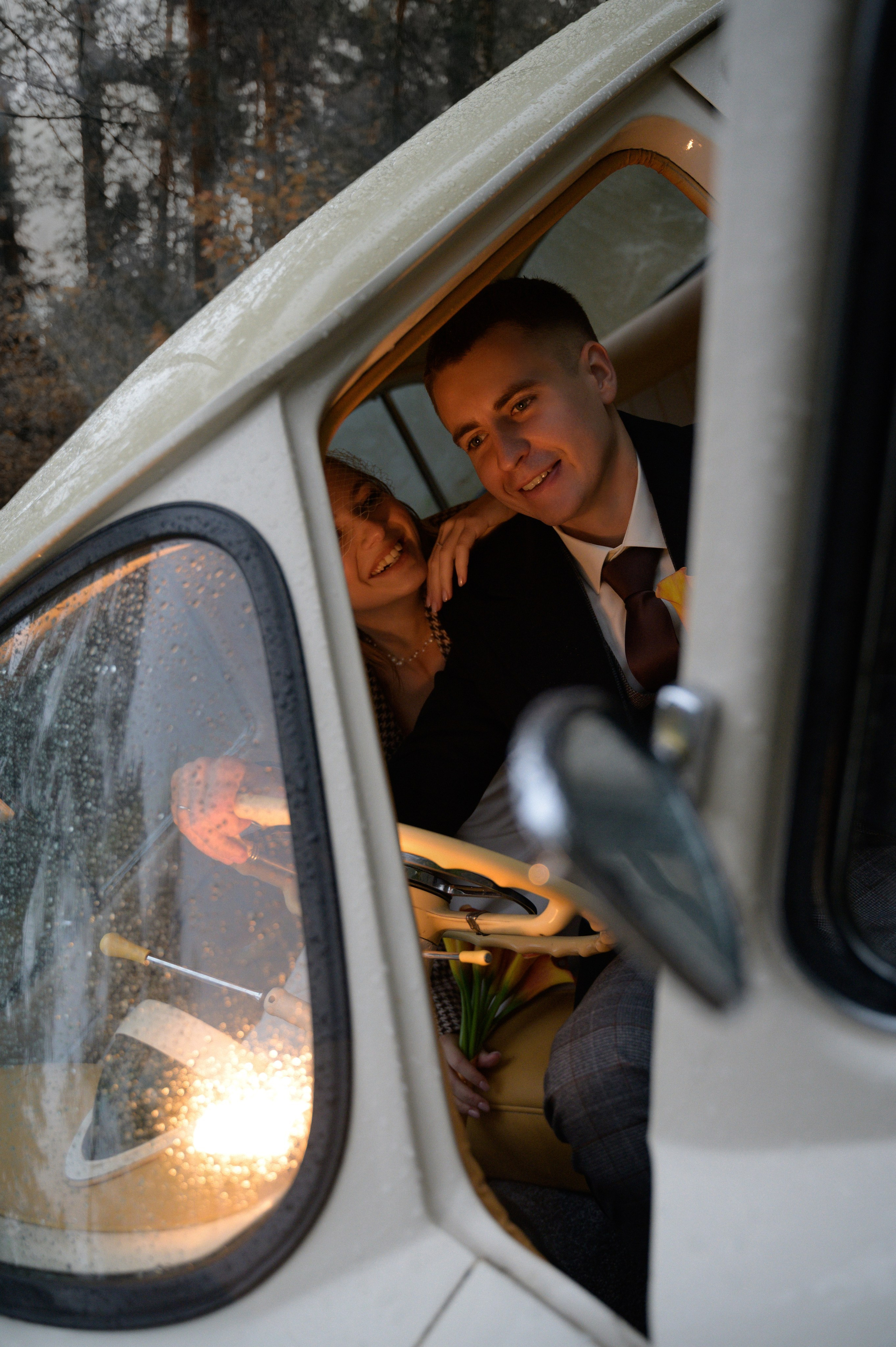 Жених в автомобиле в день свадьбы — атмосферная fashion wedding фотография
